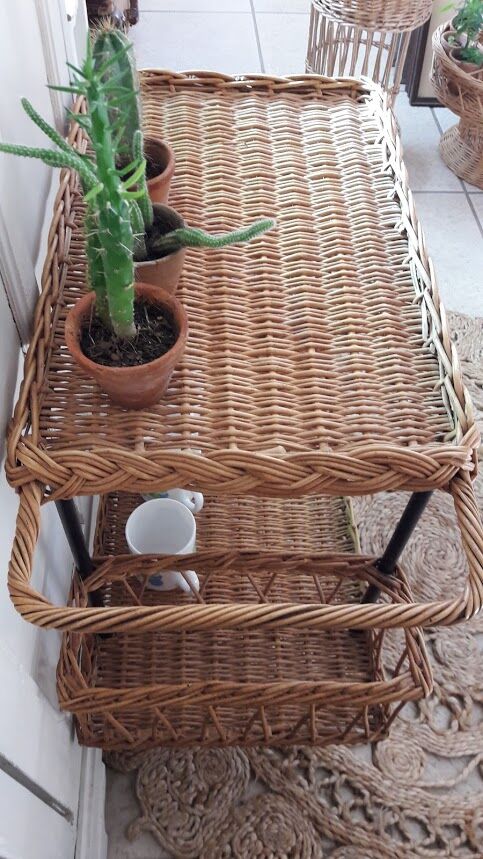 Wheels serving table