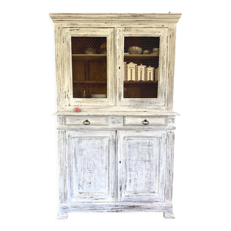 Vaisselier en bois ancien grillagé et patine blanche