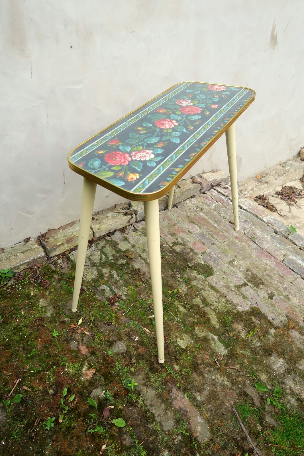 Table avec décor roses
