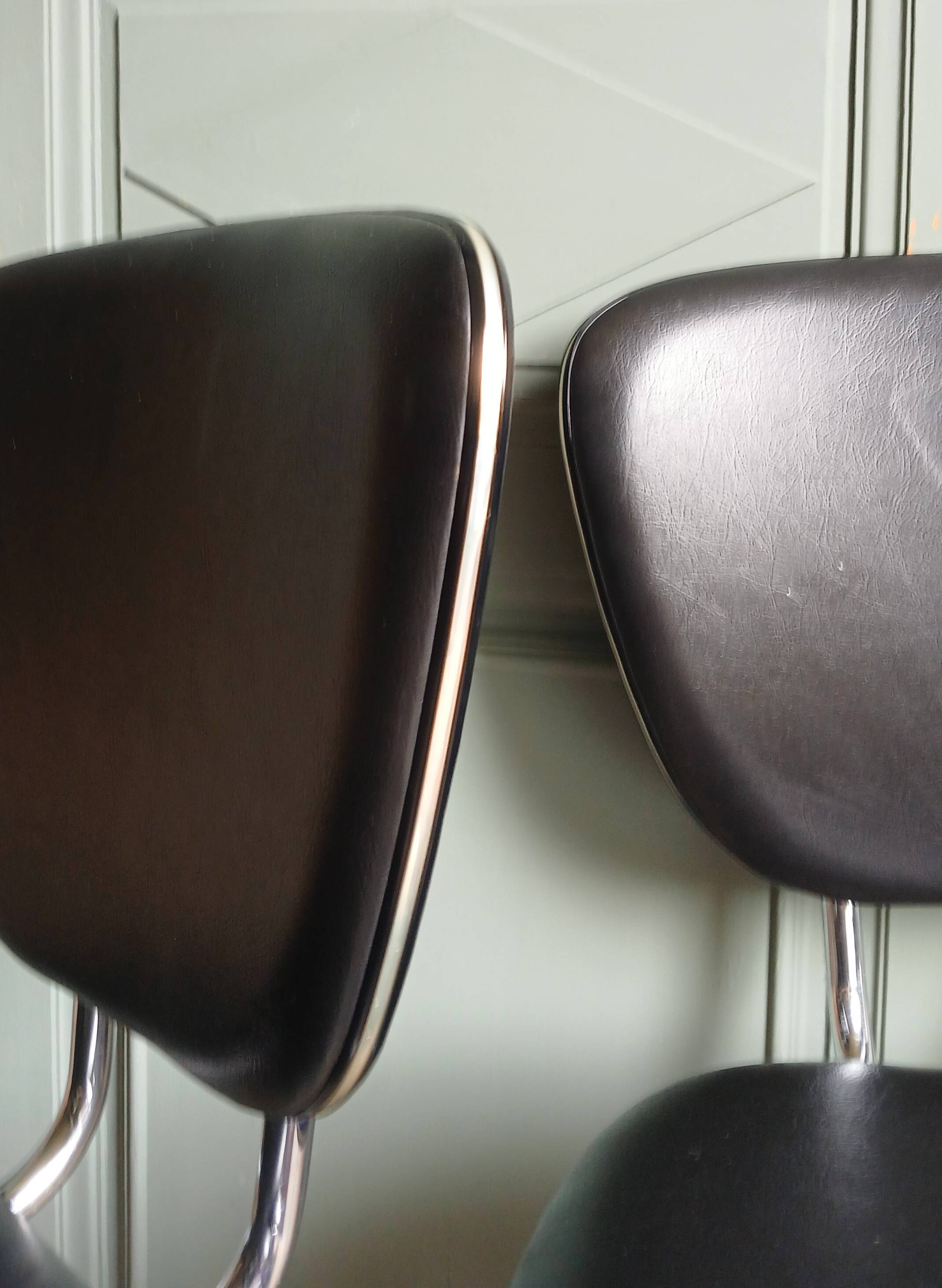 Suite de 4 chaises cuir synthétique noir & galon nacré
