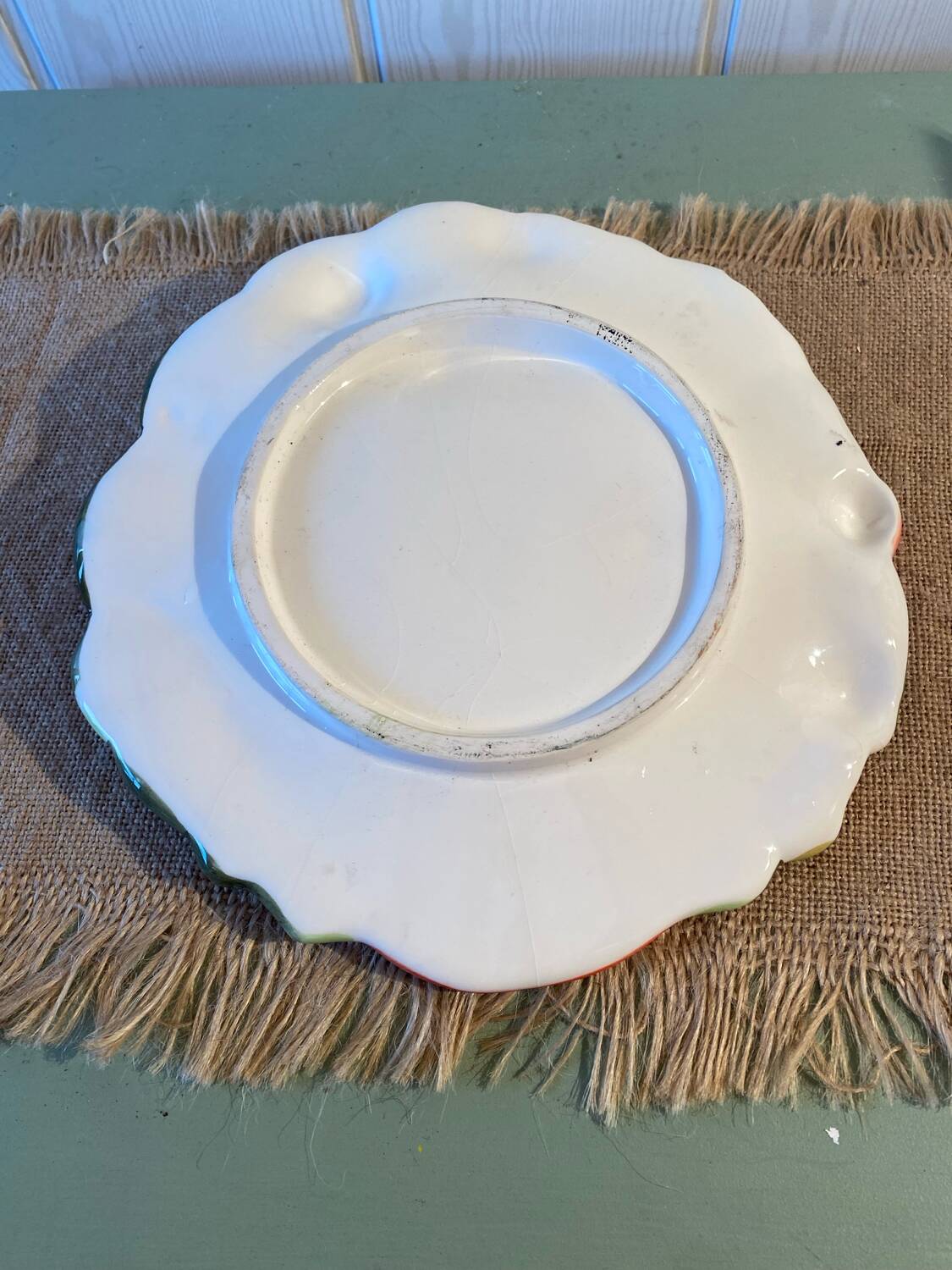 Assiette en relief à décor de fraise