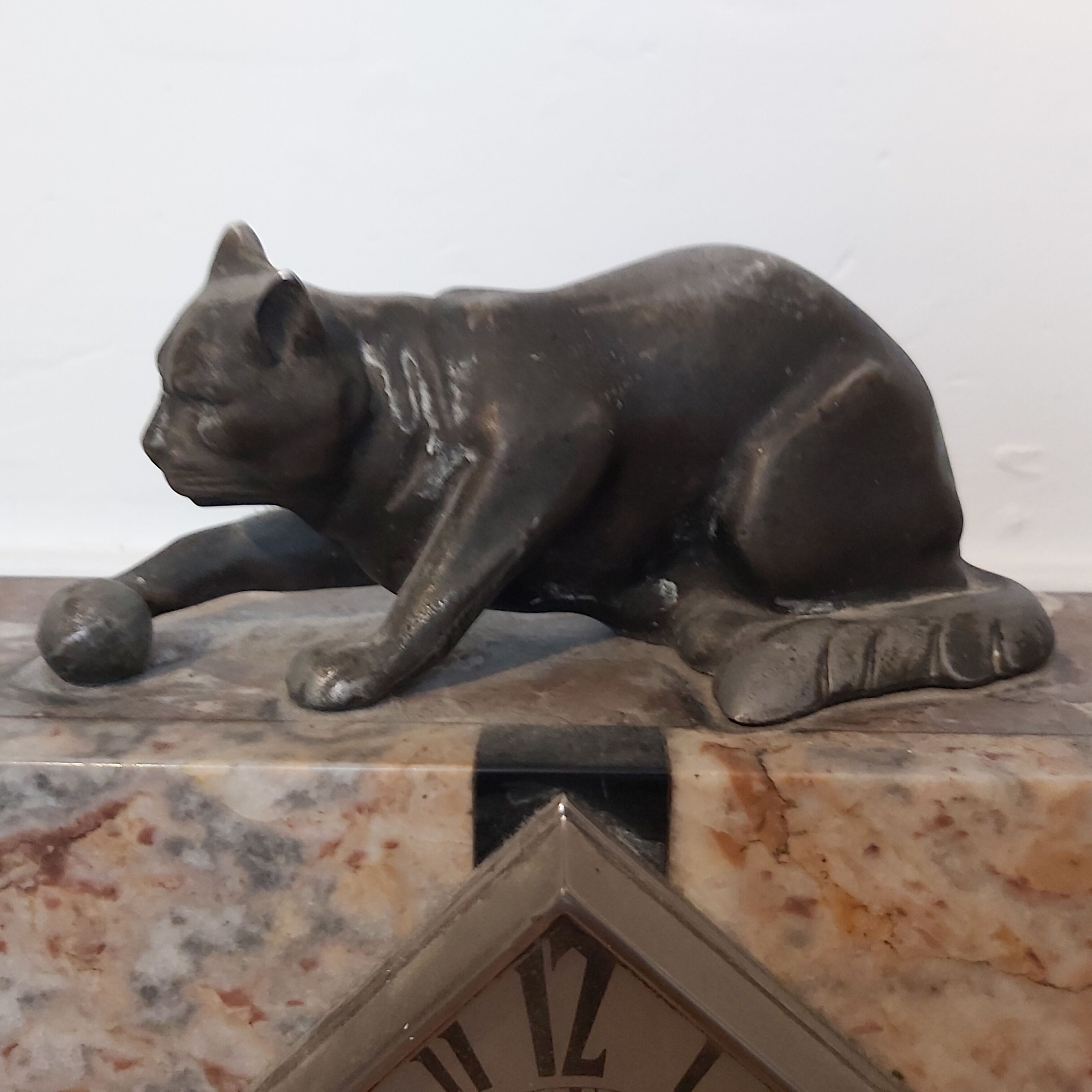 Marble clock and art-deco panthere