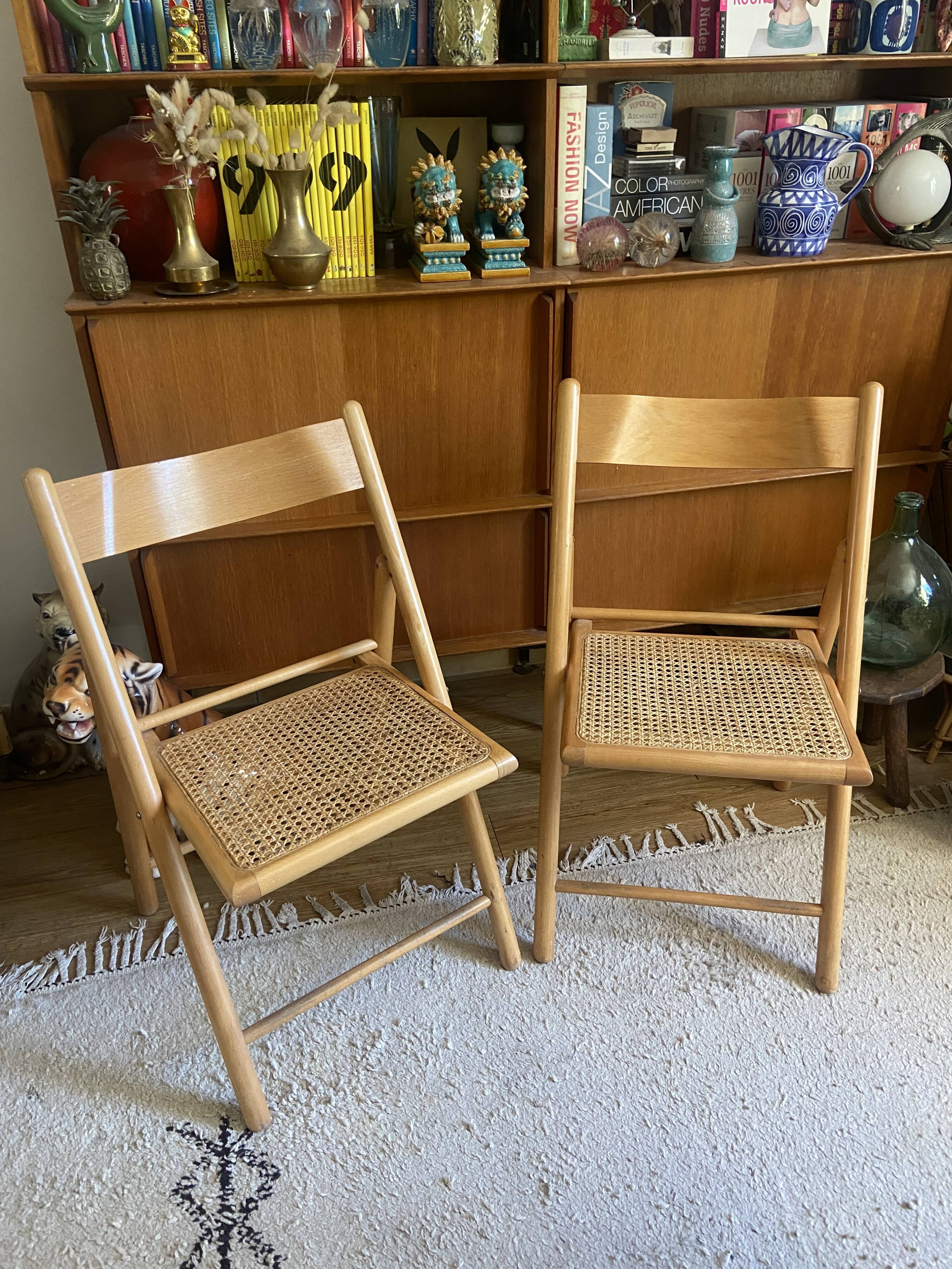 Pair of folding wooden chairs and vintage cannage