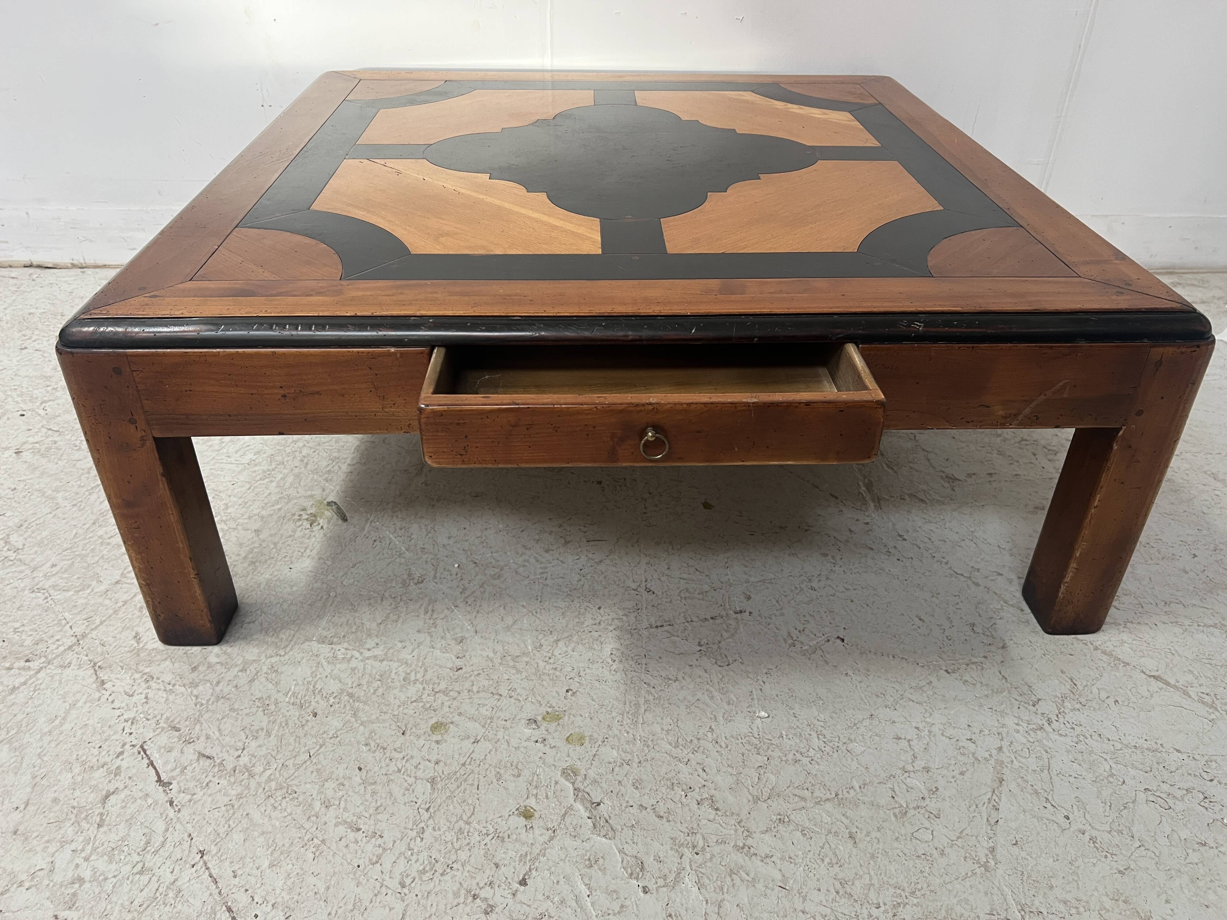 Table basse en bois a décor géomètrique XX siècle