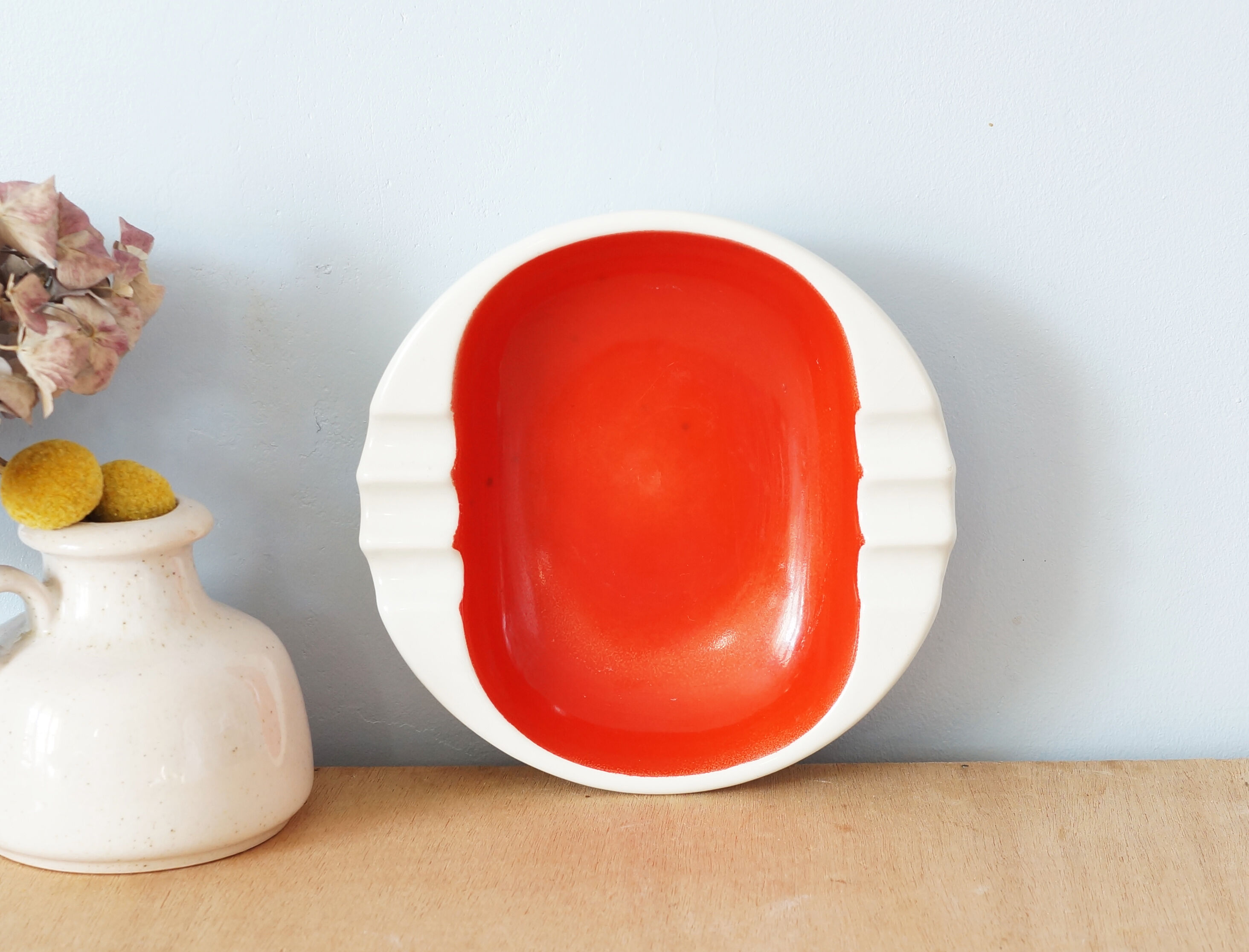 Large hollow ashtray in red and white earthenware, 50s or 60s