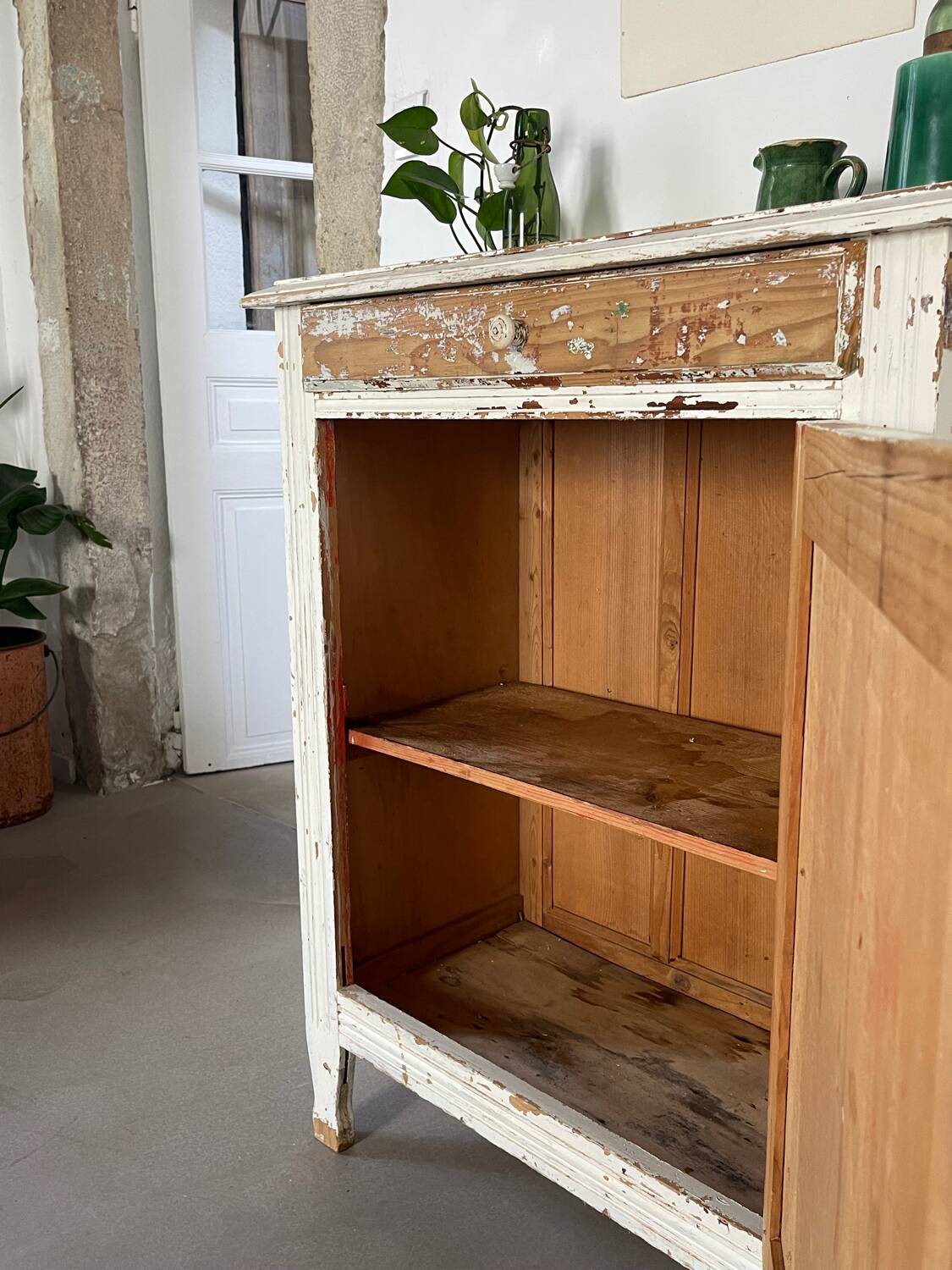 Patinated white jam maker