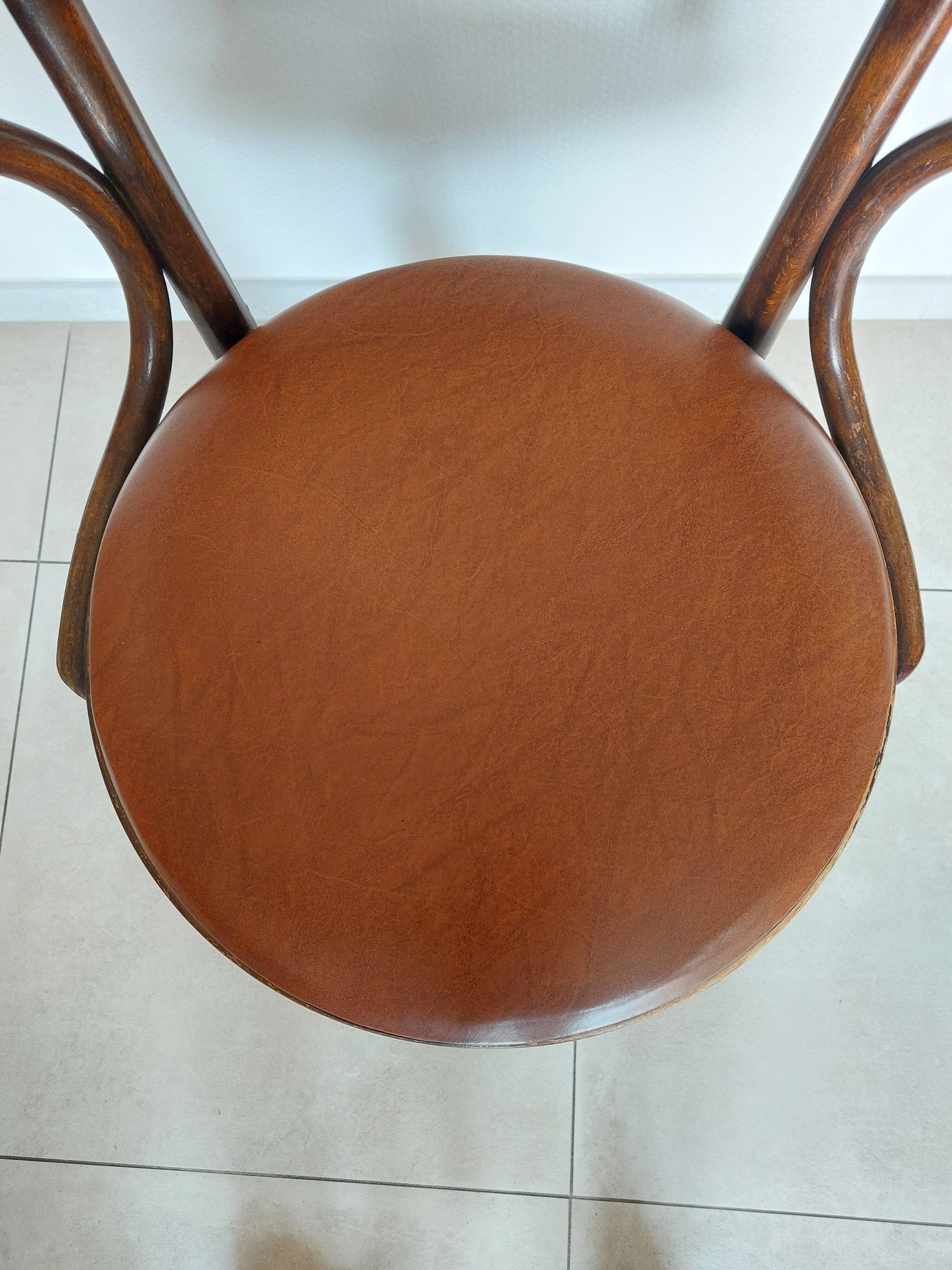 Thonet armchair, swivel, in wood and faux leather.