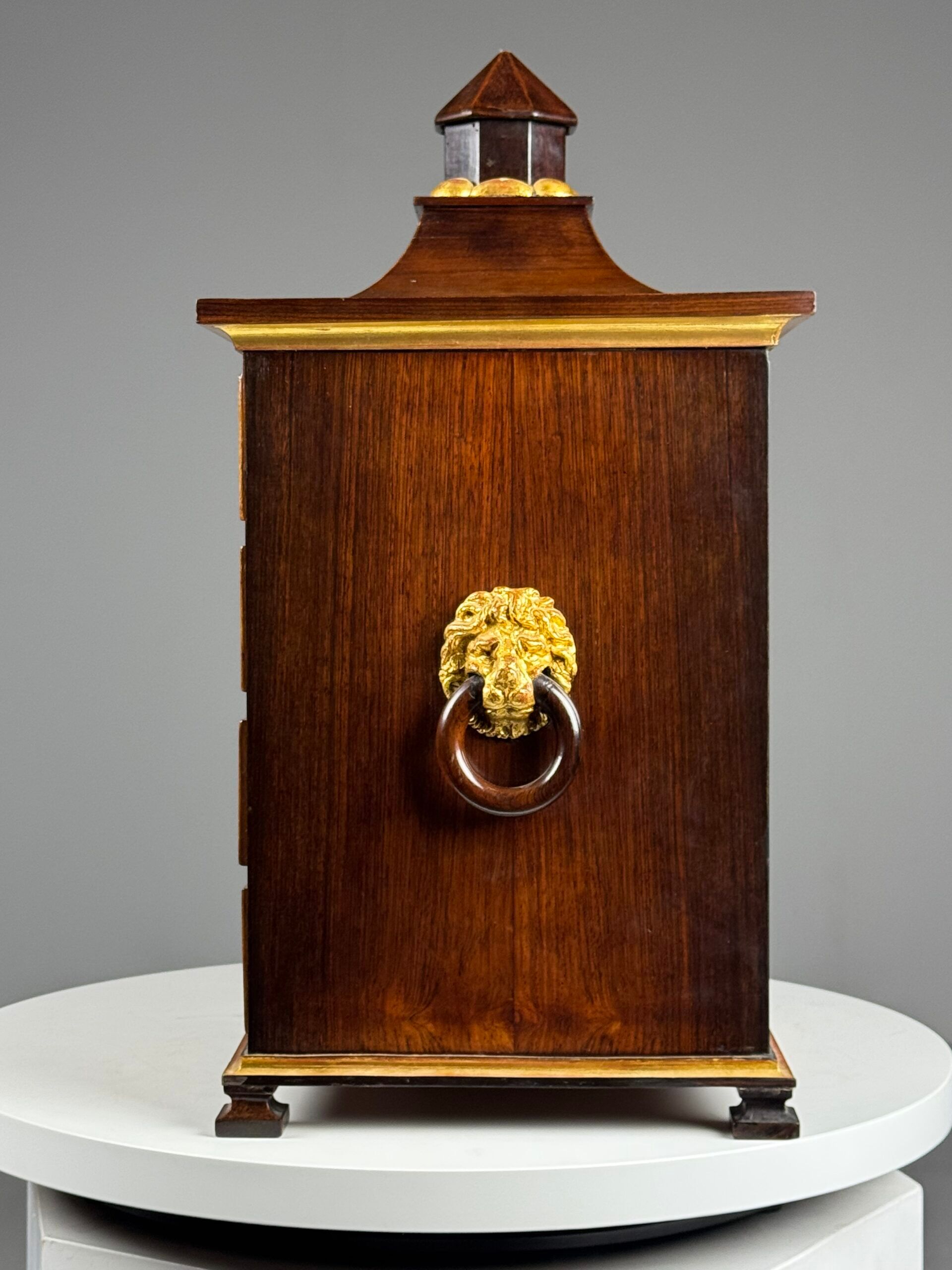 Cabinet d'art en marqueterie allemande