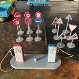 Set of 12 panels and a station, toy dinky toys