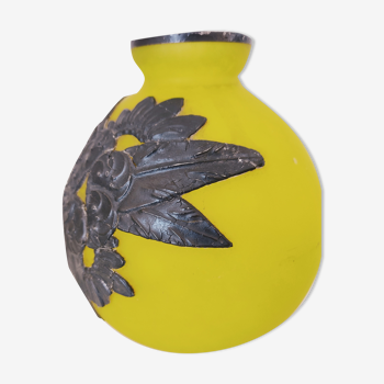 Vase jaune citron décor de fleurs en céramique appliquée