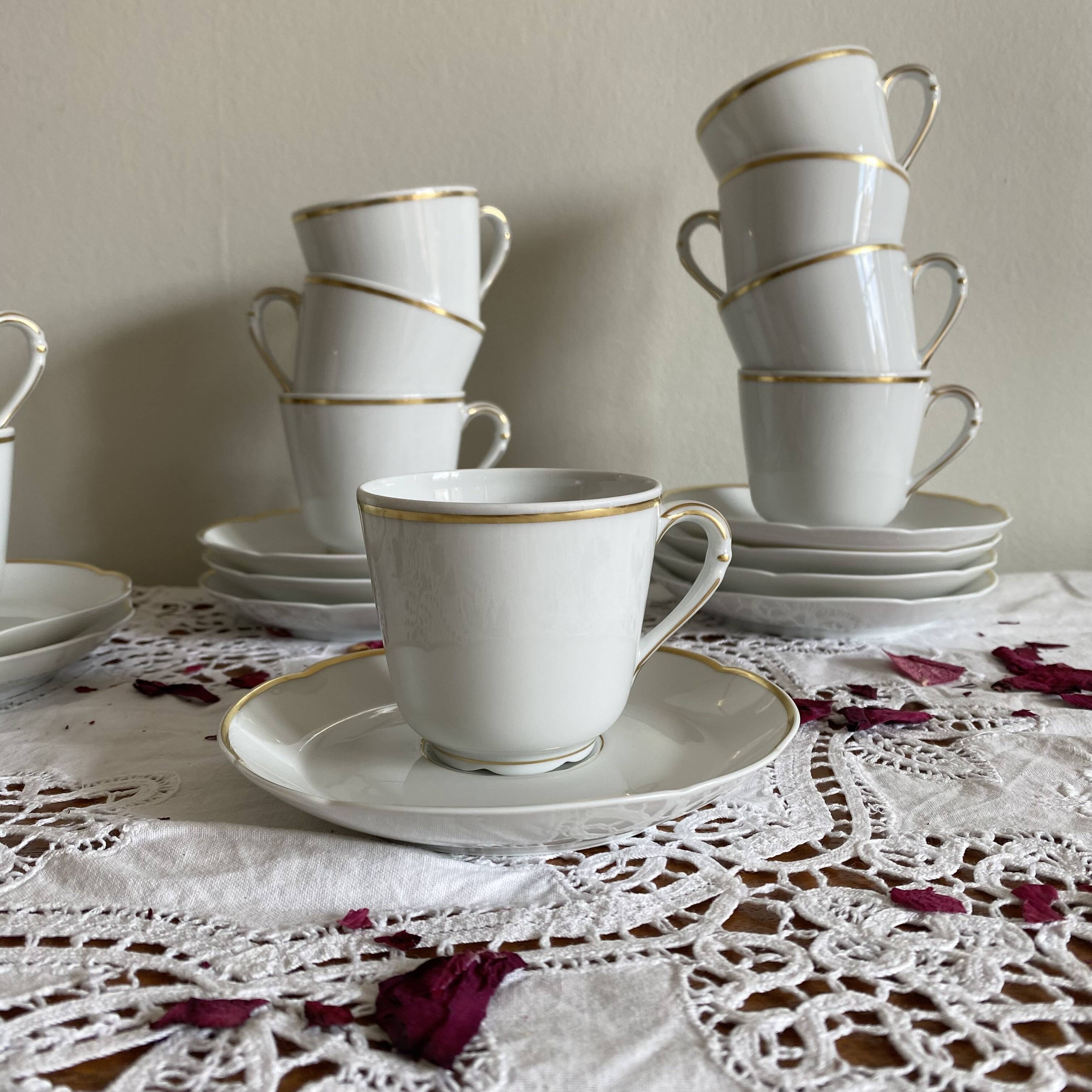 10 tasses à expresso et soucoupes en porcelaine Bernardeau Limoges Ronsard