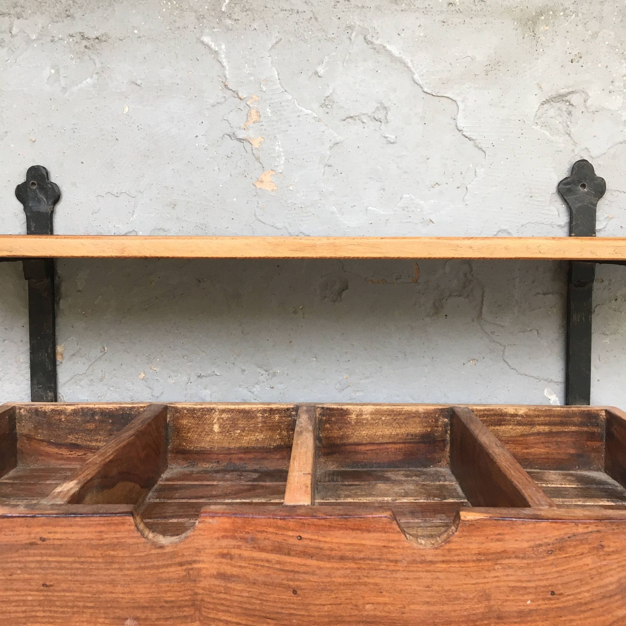 Étagère pour verres et couverts