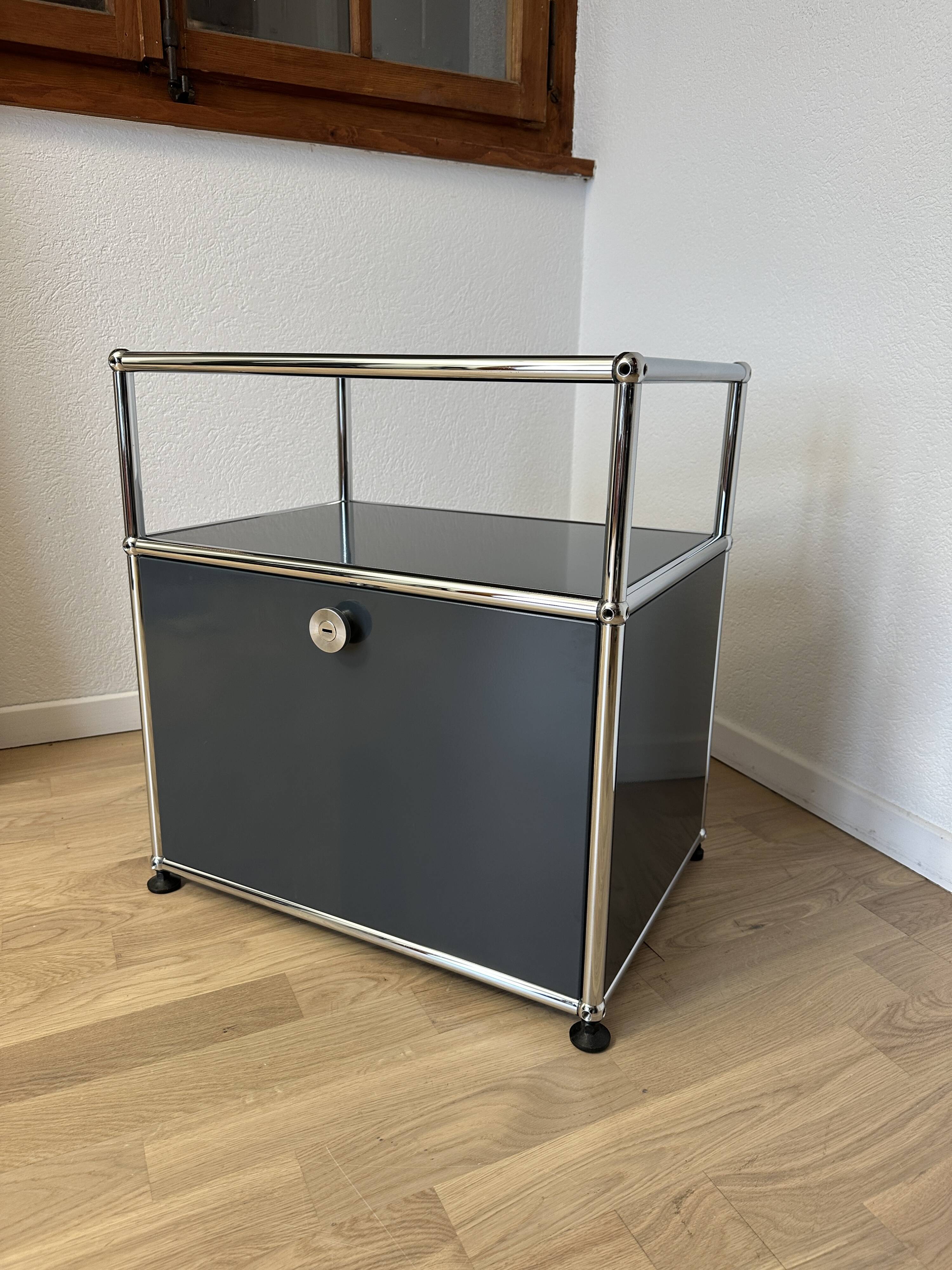 Meuble d’appoint USM Haller en Gris Anthracite