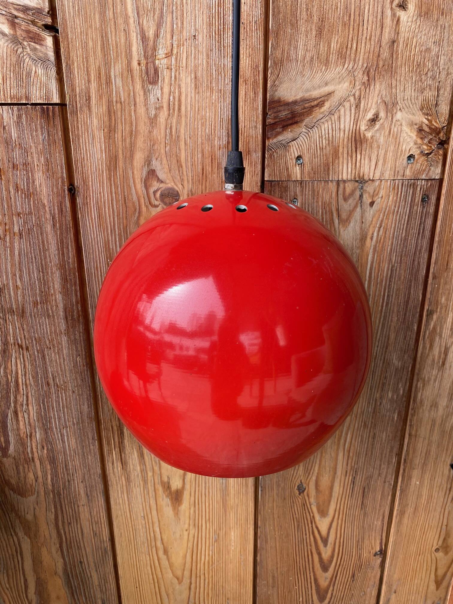 Paire de suspension boule rouge en métal années 70.