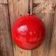 Paire de suspension boule rouge en métal années 70.