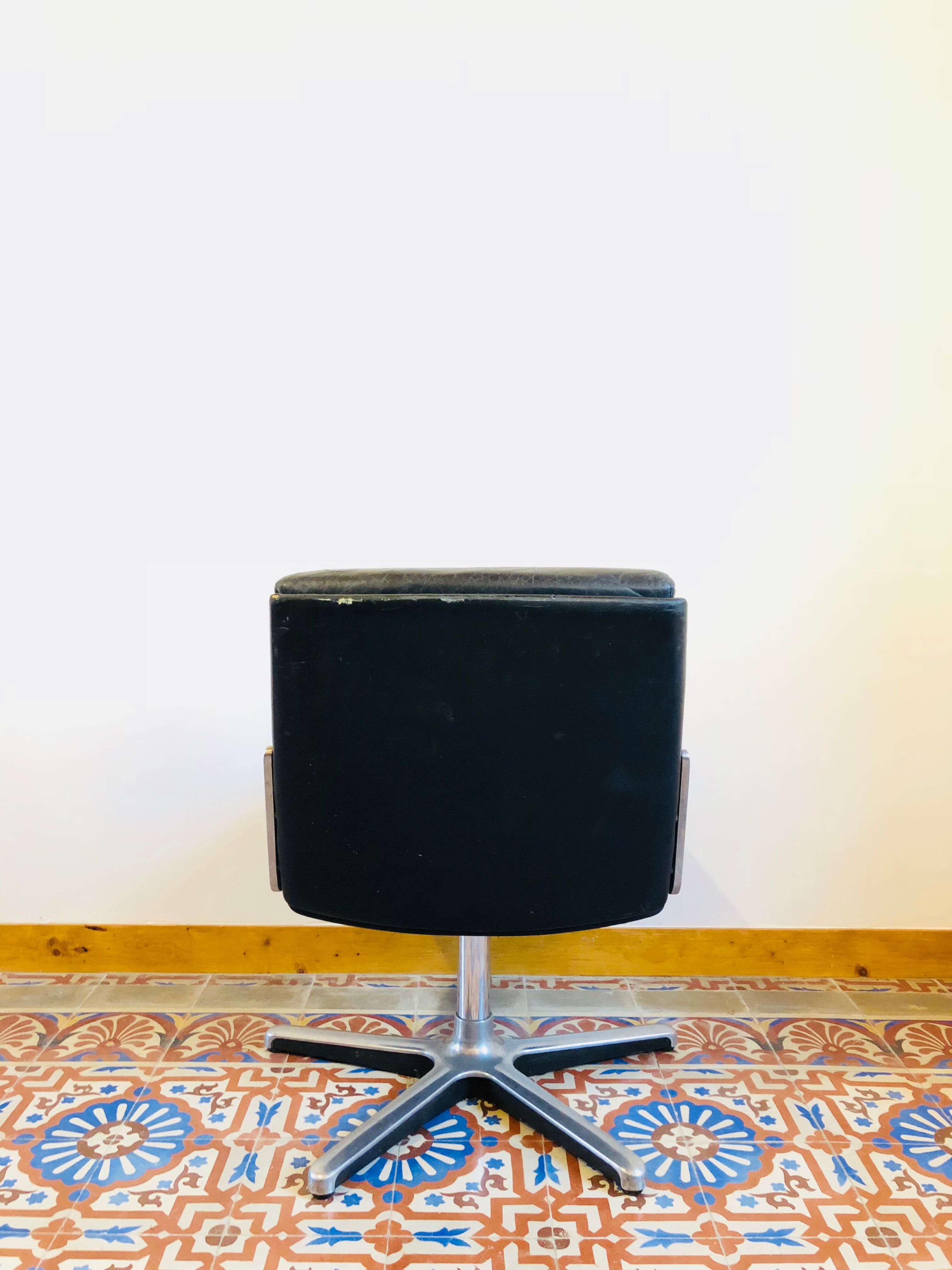 Armchair in leather and chrome Drabert