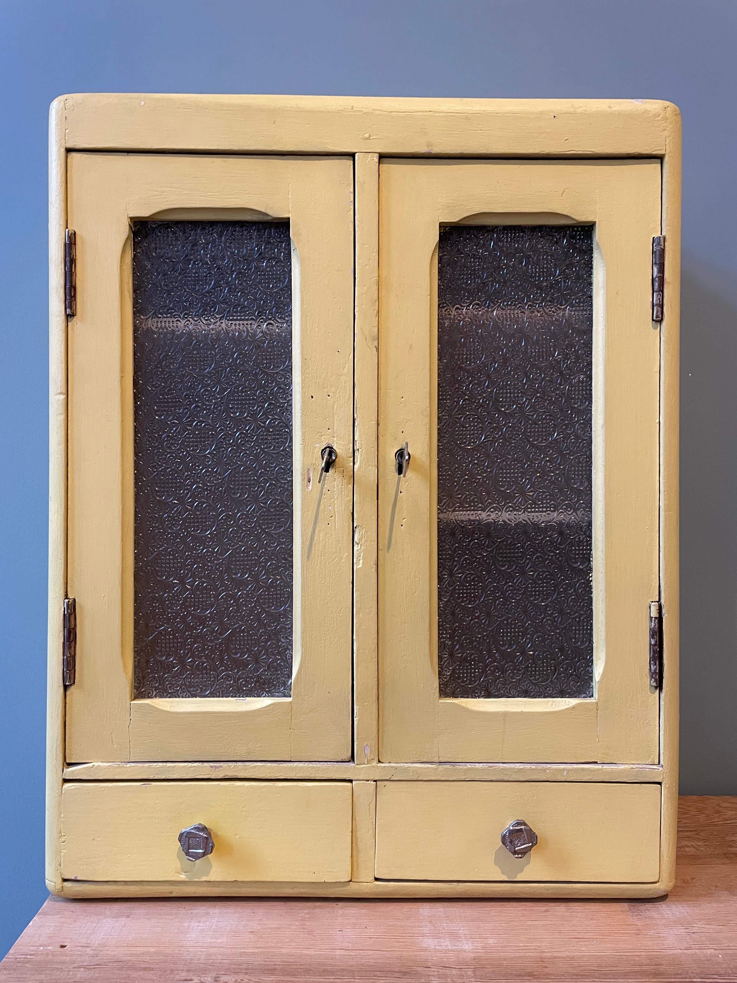 Armoire de toilette murale ancienne