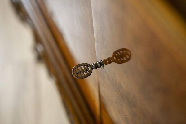Vitrine en bois et placage d'acajou Chippendale, années 1930