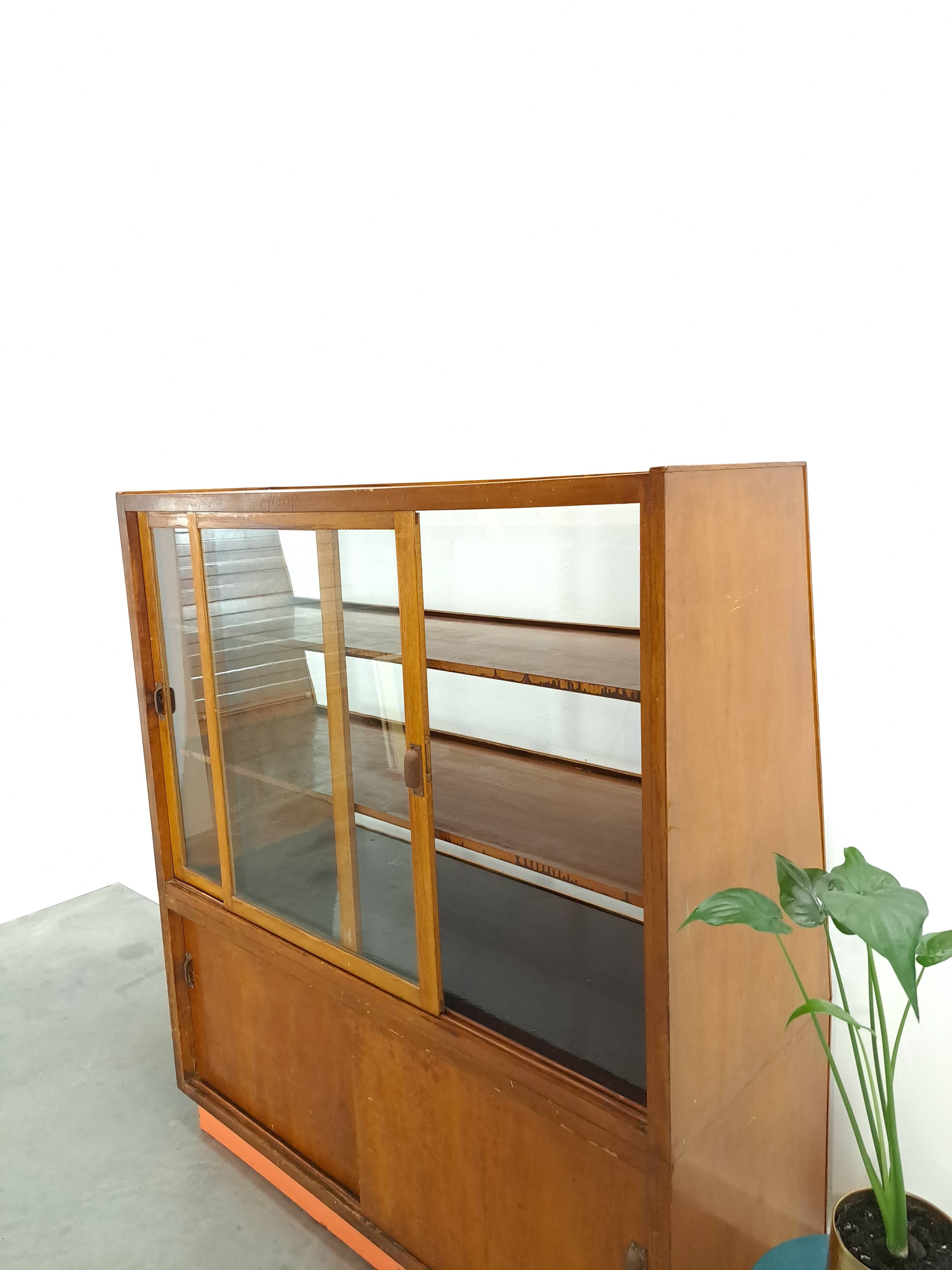 Vintage fineer toonbank, winkel vitrine met schuifdeuren