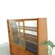 Vintage fineer toonbank, winkel vitrine met schuifdeuren