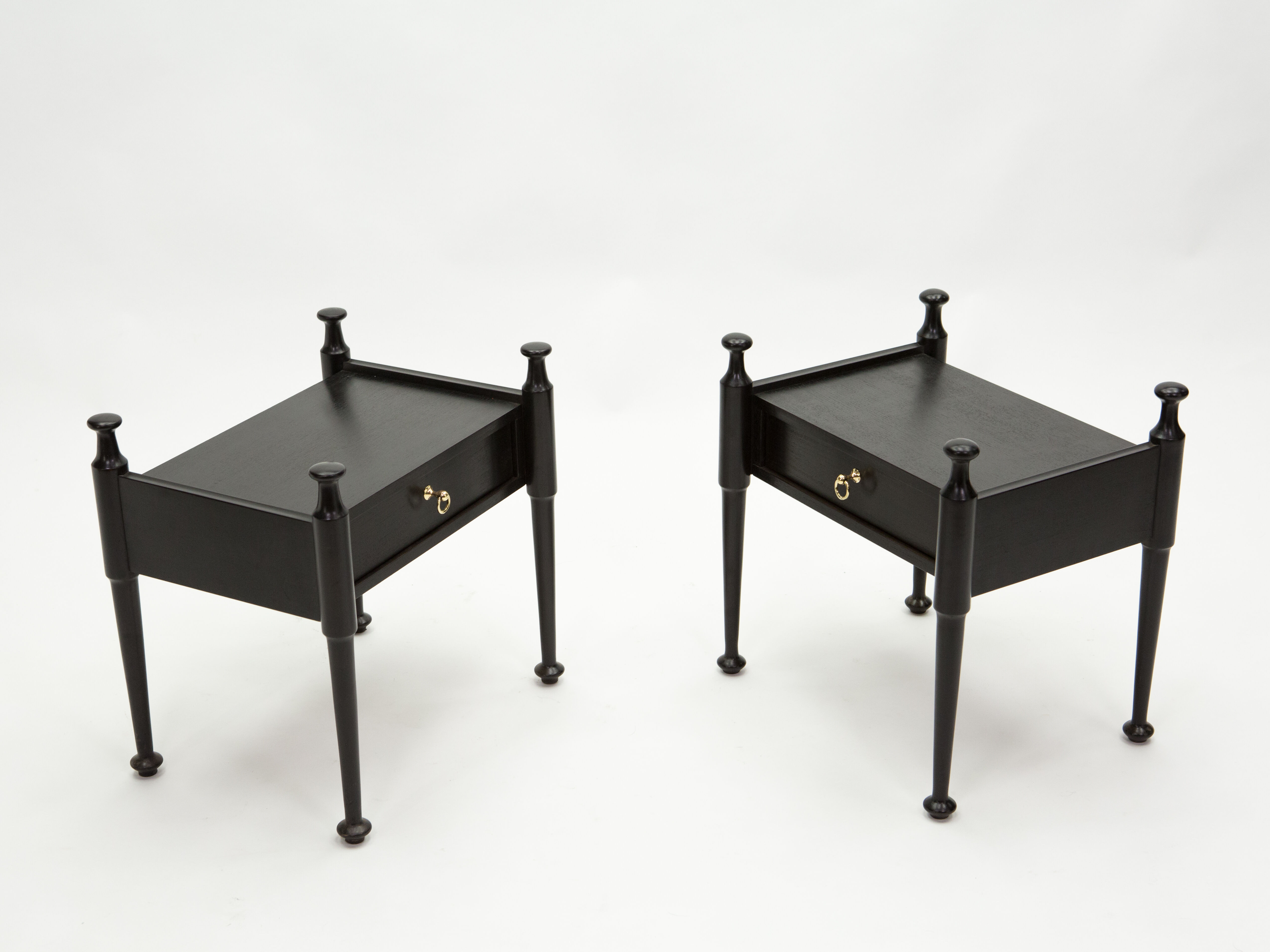 Paire de chevets en chêne teinté noir et laiton vers 1970