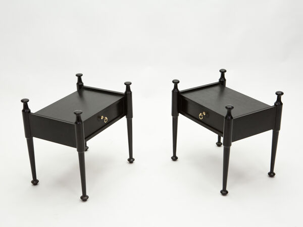 Paire de chevets en chêne teinté noir et laiton vers 1970