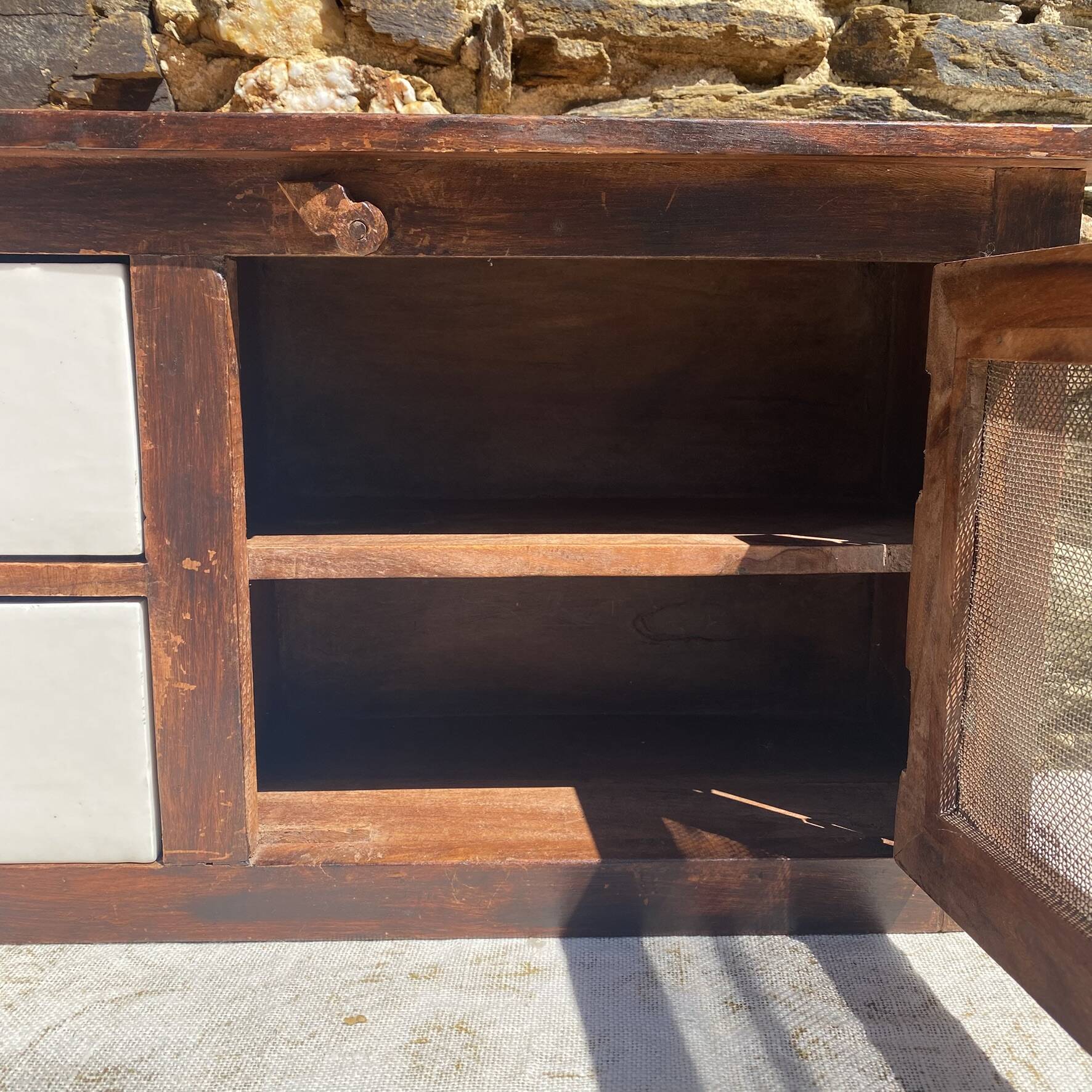 Wood and earthenware pantry to place or hang.