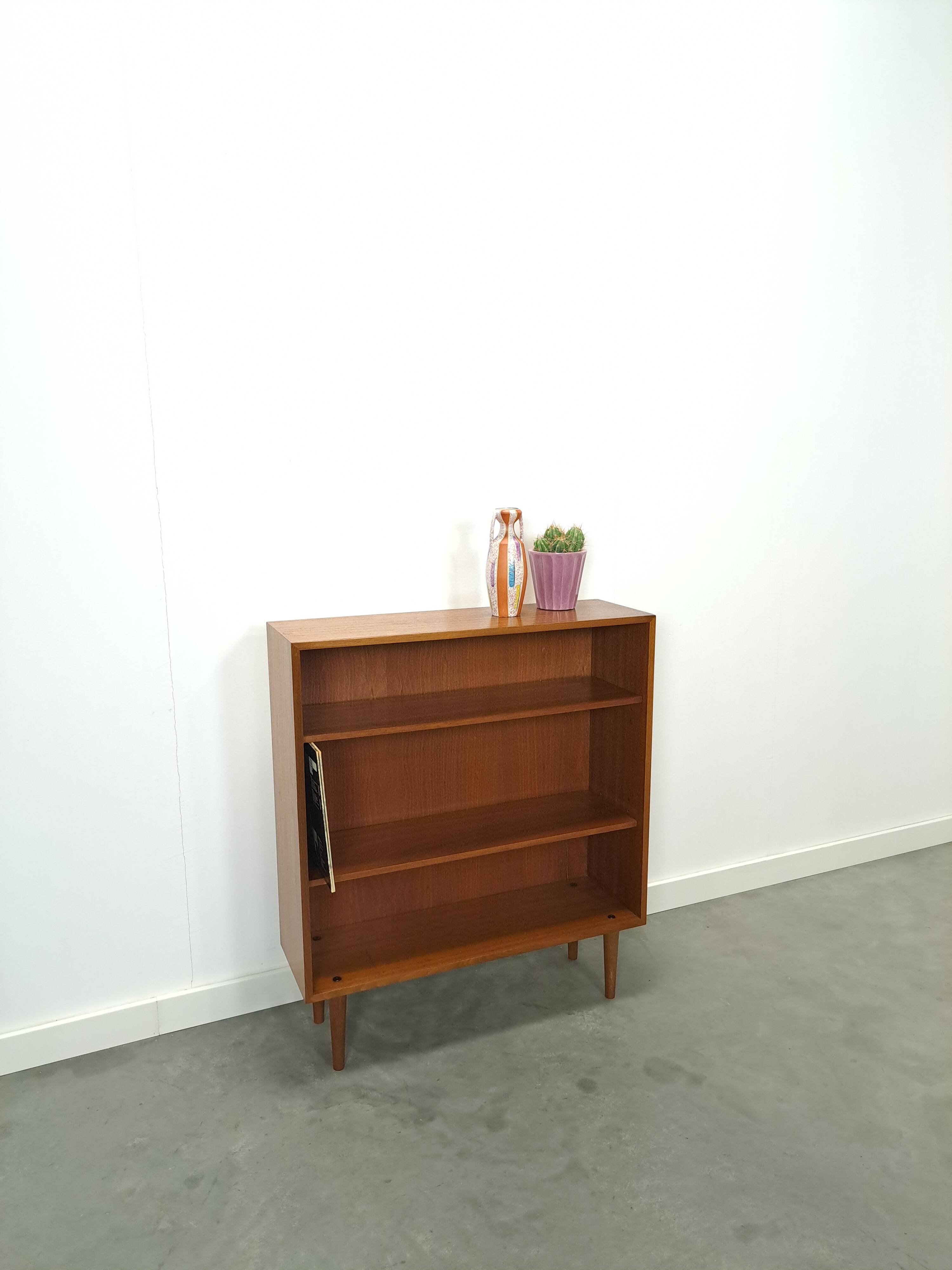 Noten fineer boekenkast LP kast met legplanken nr. 1