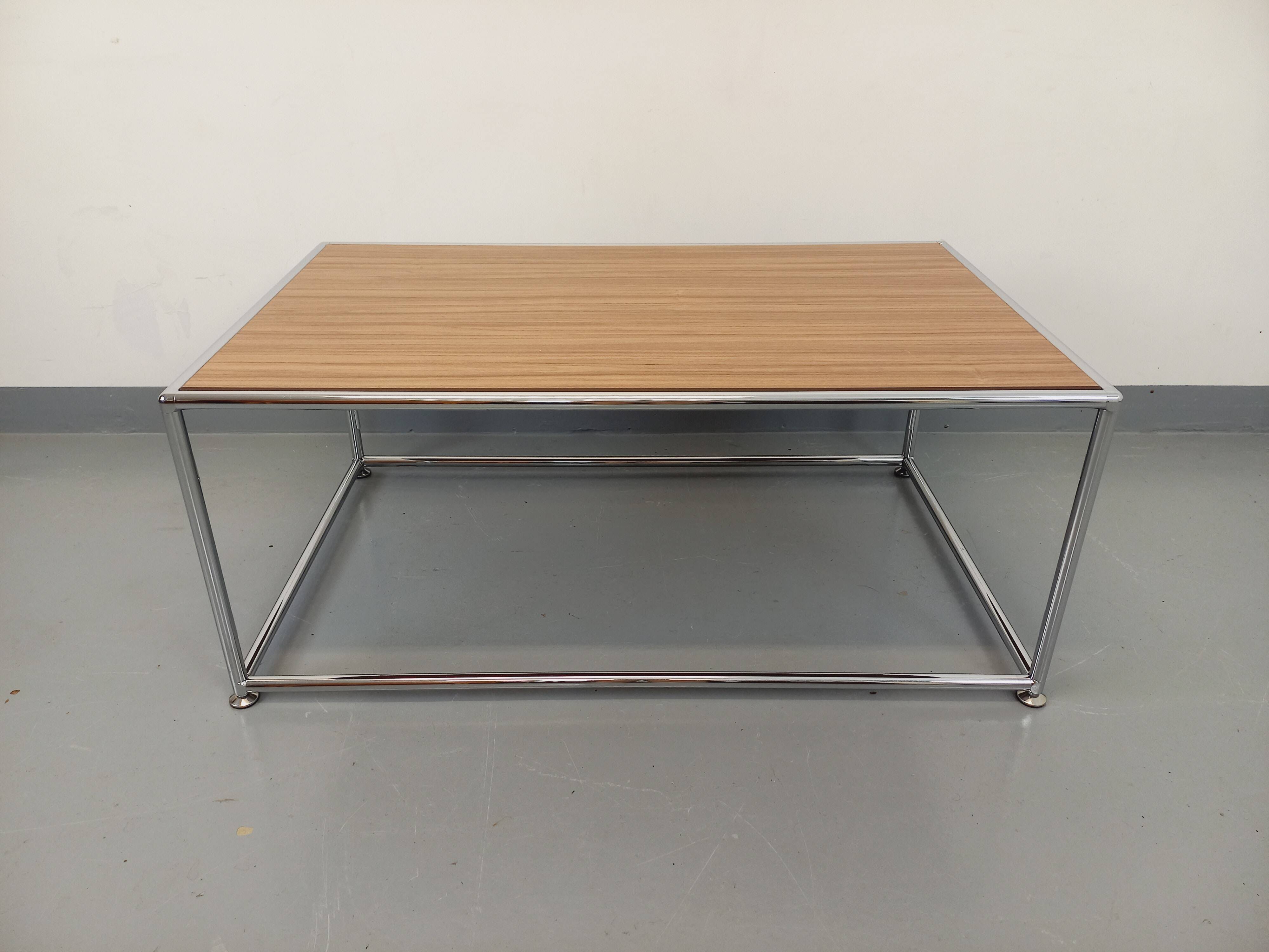 Table basse vintage style USM en mélaminé et métal chromé