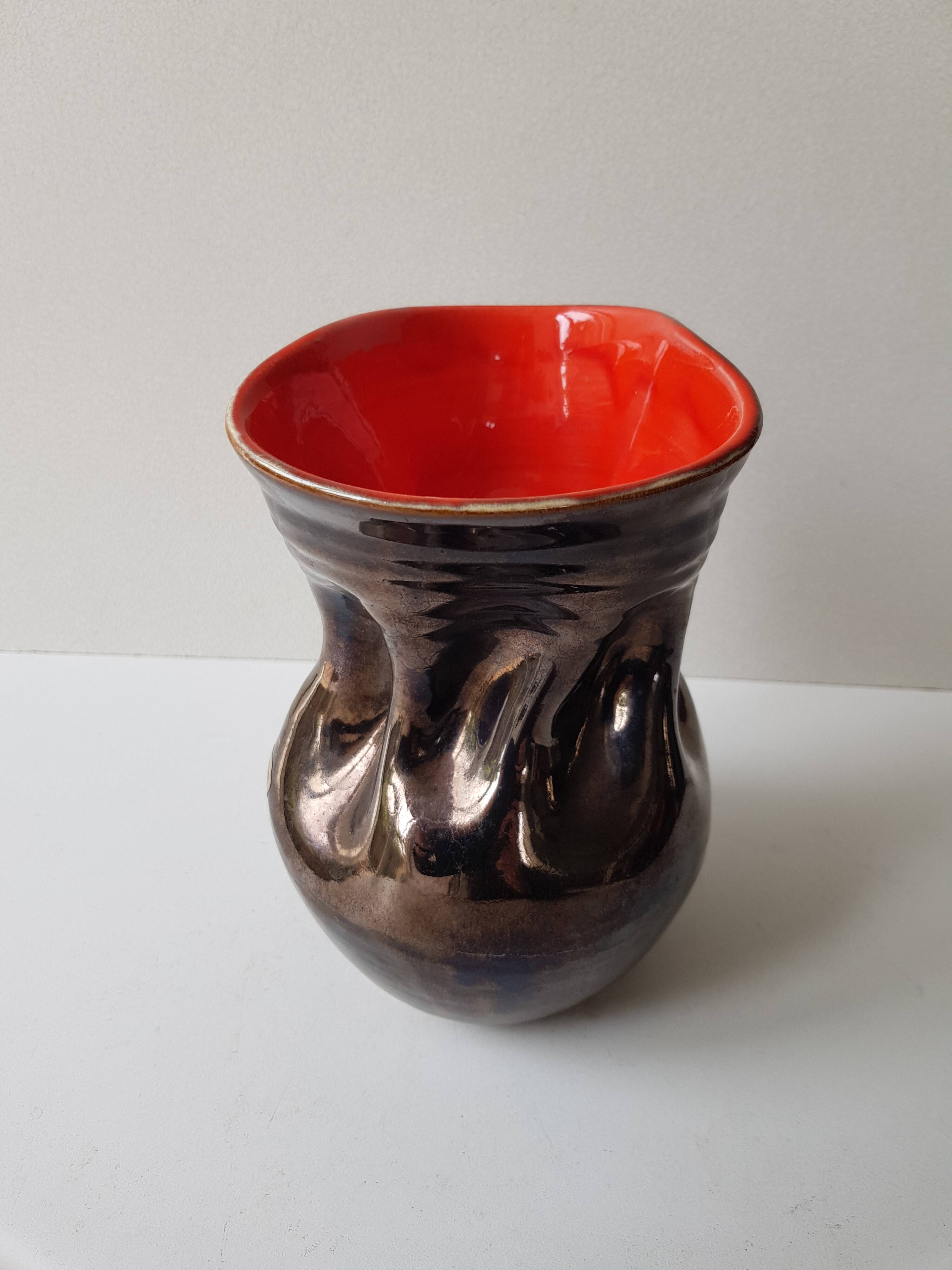 Ceramic vase Pearly black / red Free form - 60s design signed L Bro