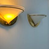 Paire d’appliques vintage, laiton et verre opalin, Italie 1970