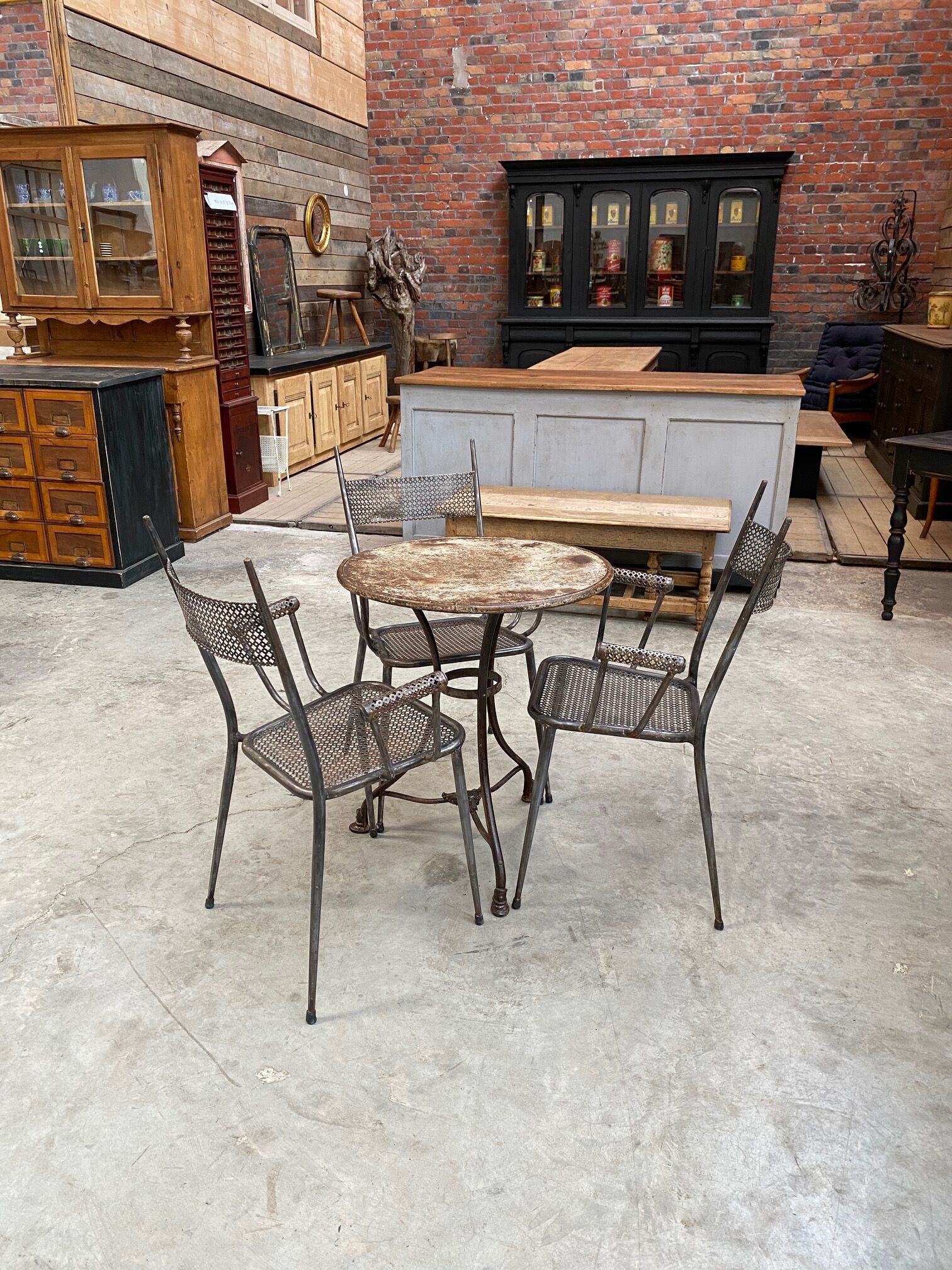 Old pedestal table Saint Sauveur Arras