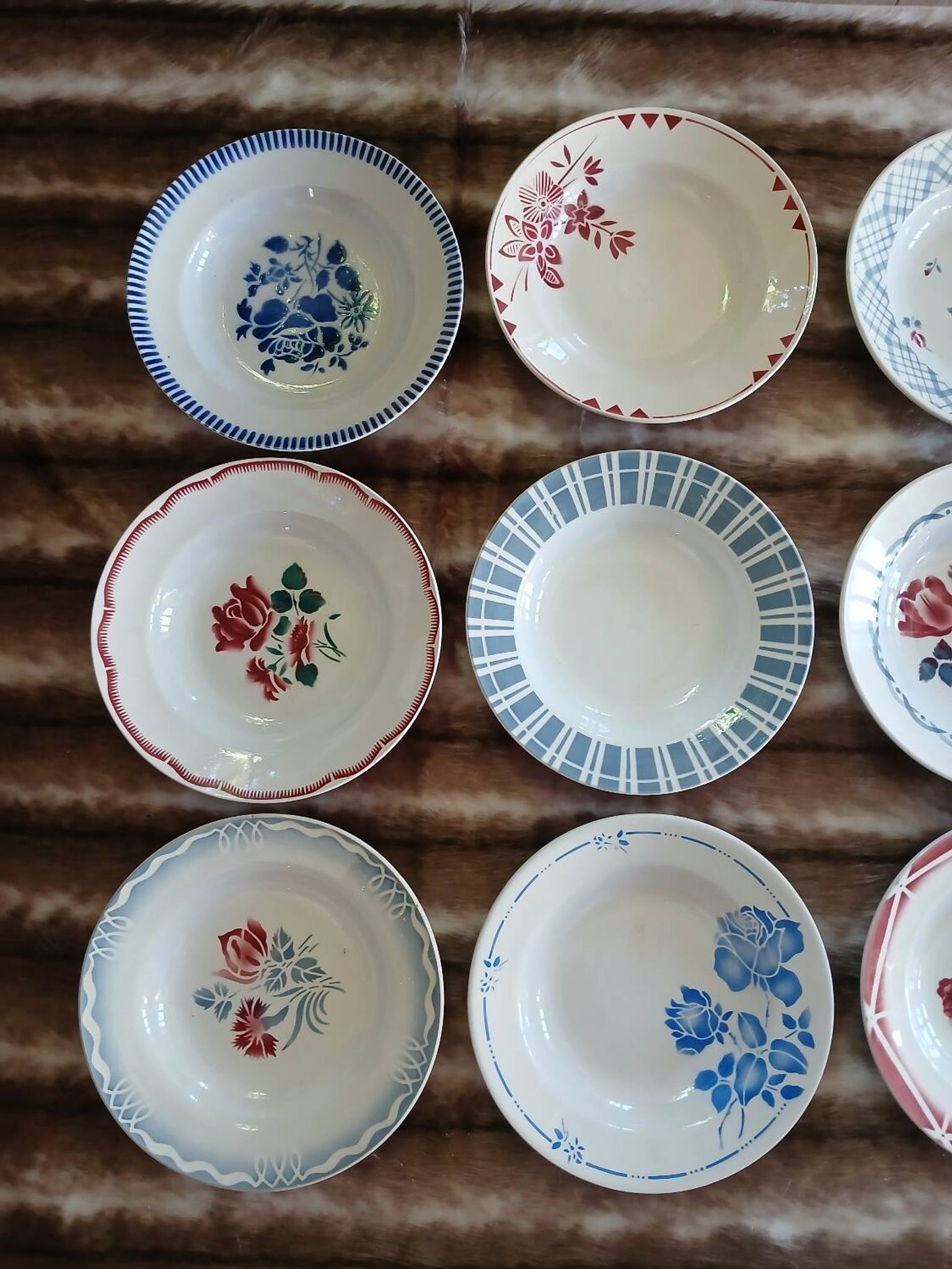 16 assiettes creuses anciennes dépareillées 