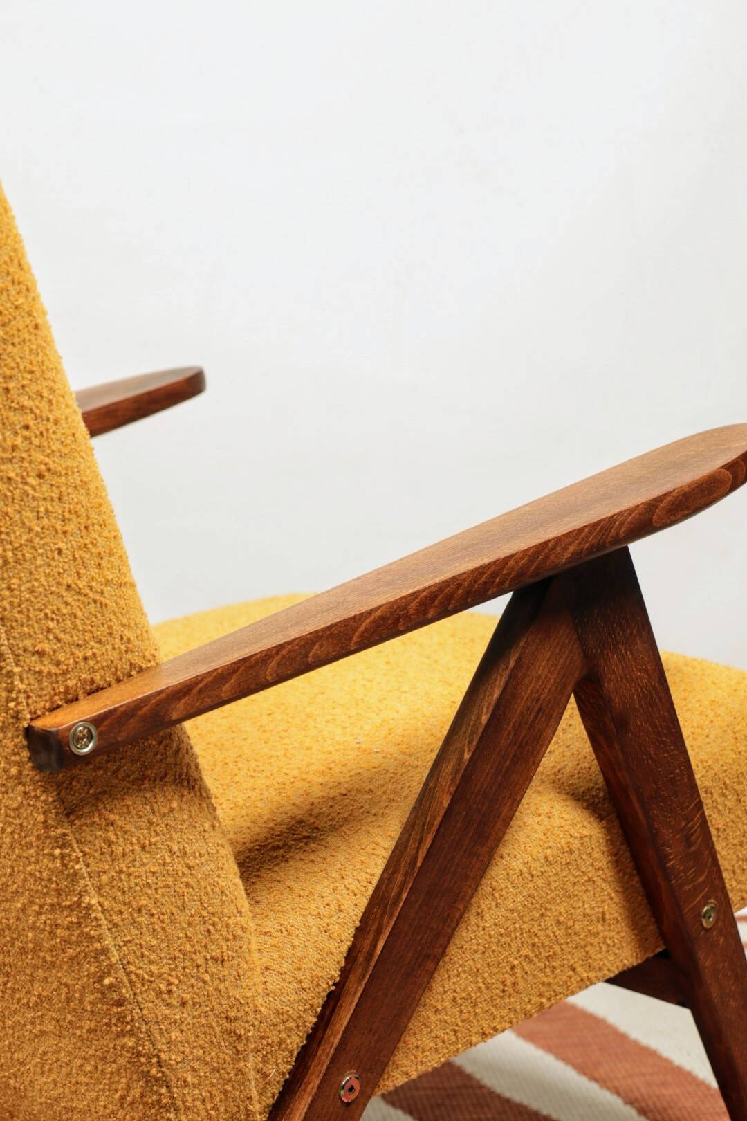 Fauteuil Mid-Century en bois de couleur jaune avec boucle au design scandinave