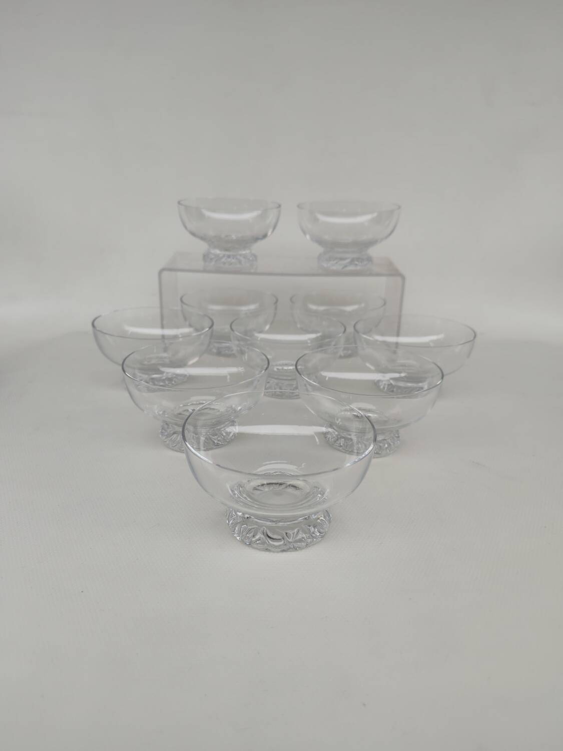 10 crystal champagne coupes, by Daum. 1970s.