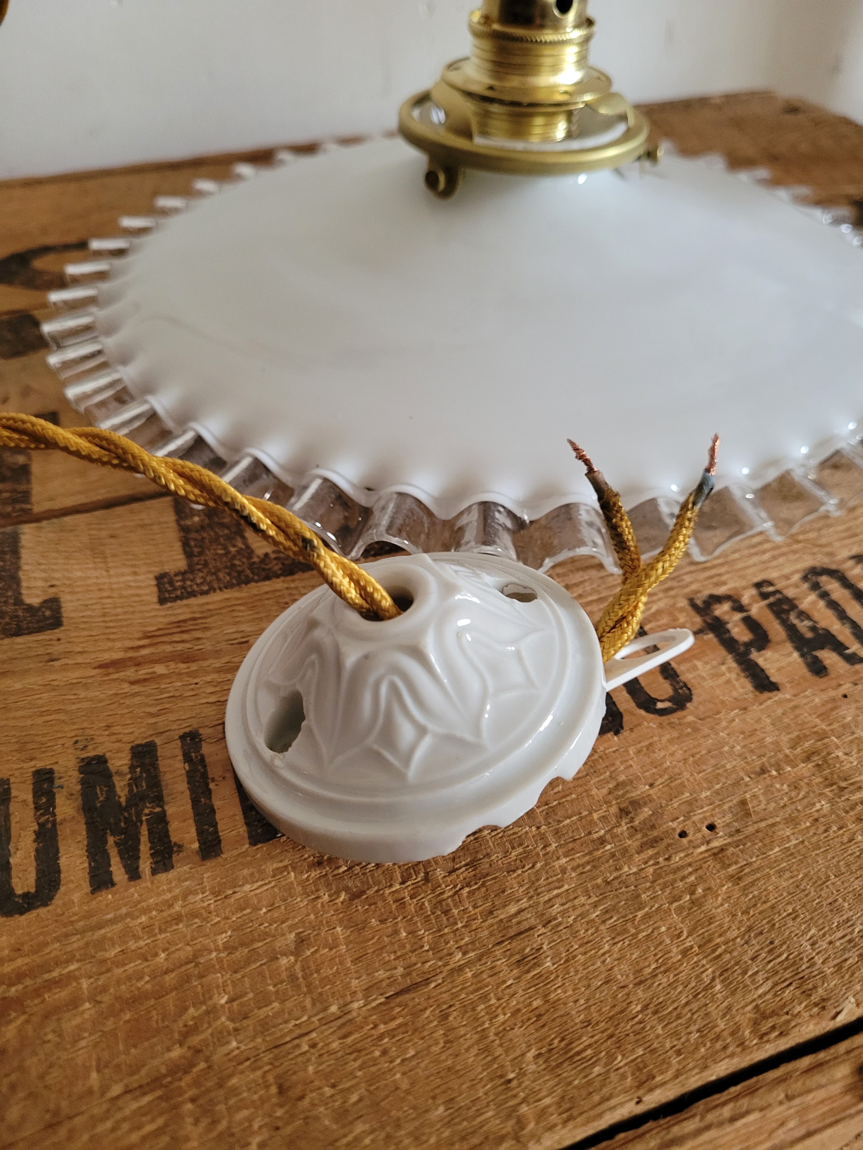 Serrated opaline suspension