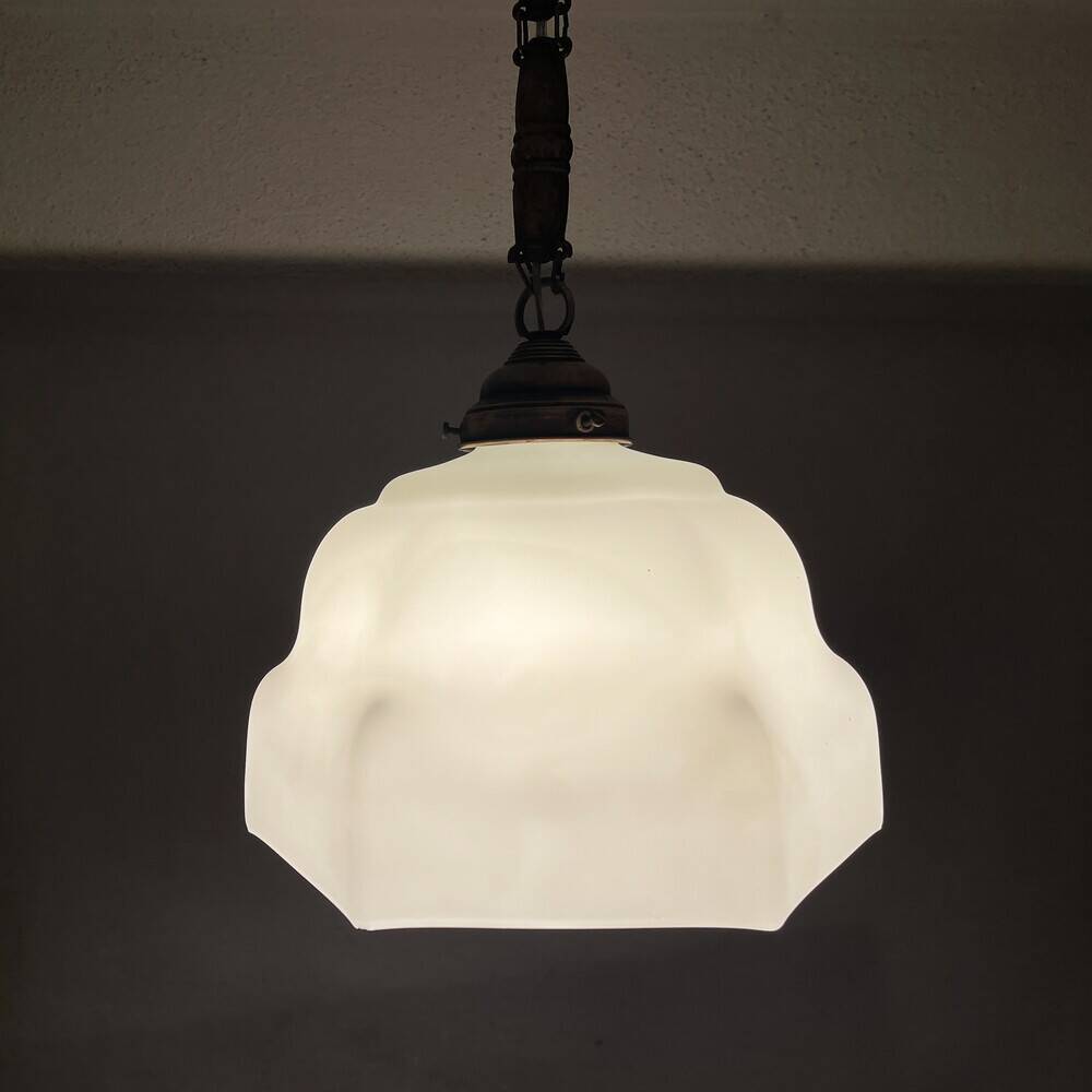 Lampe suspendue en verre blanc Art Déco