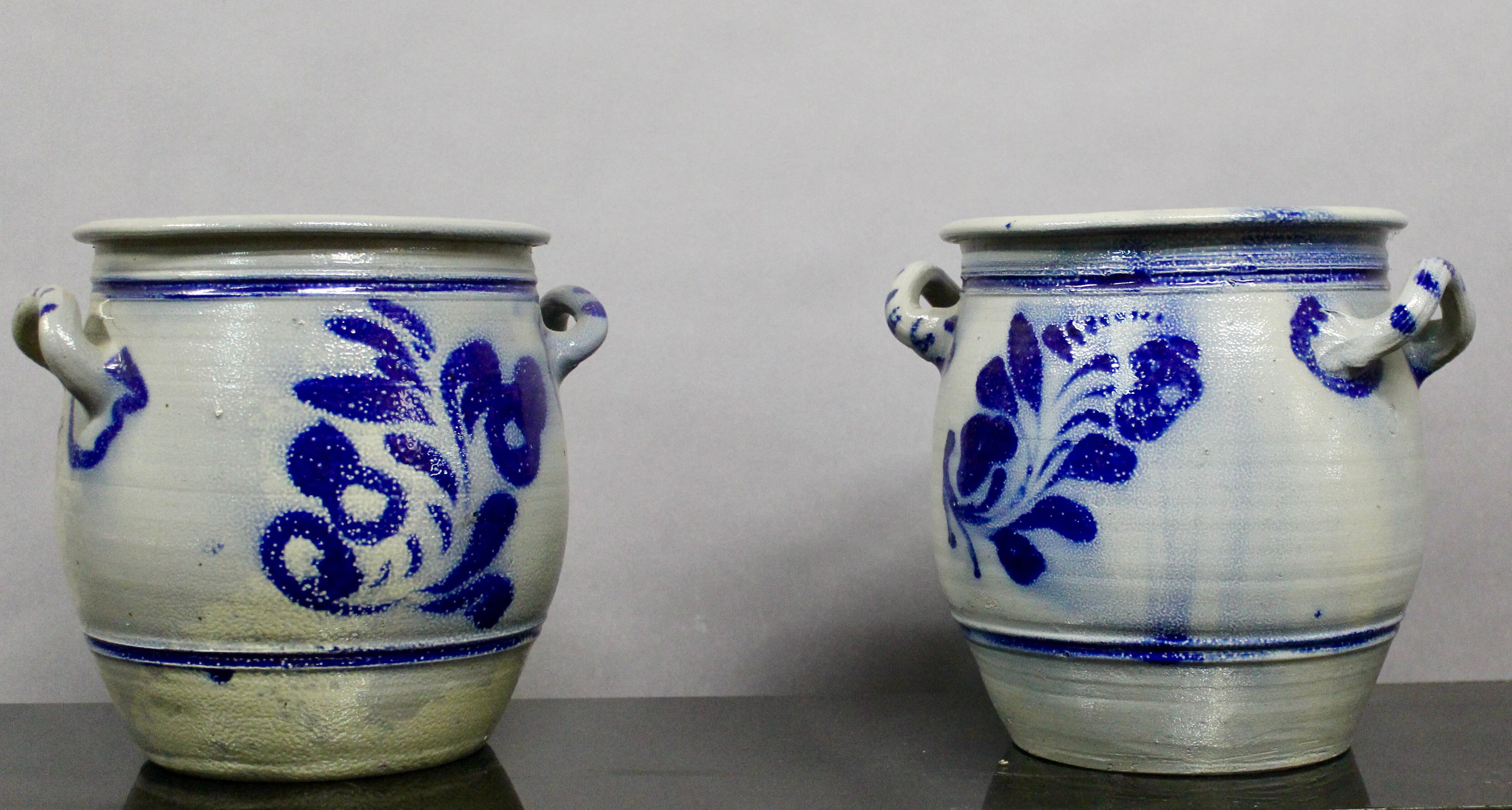 Paire de pots en grès émaillés au sel, gris et bleu