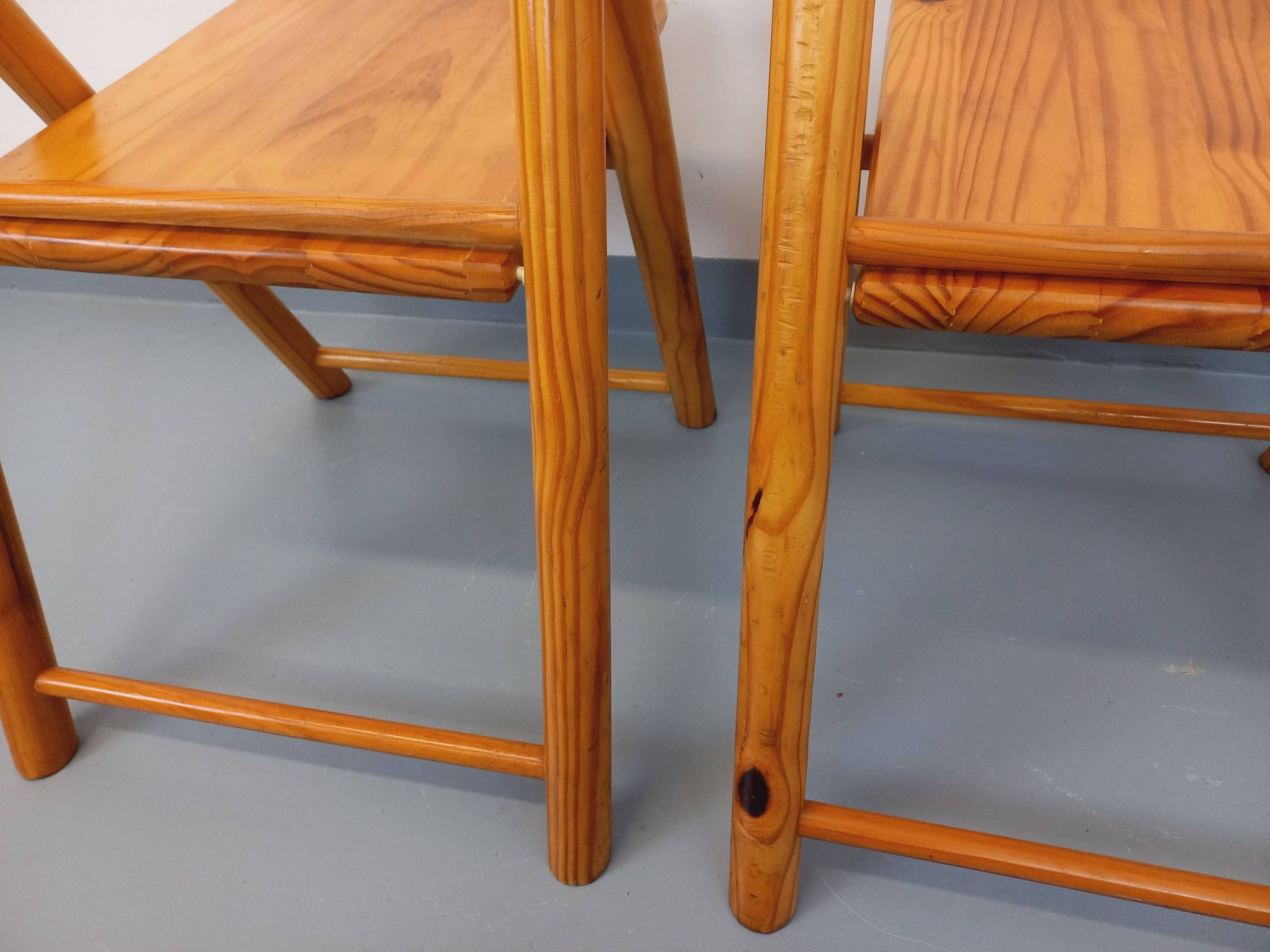 Pair of vintage folding chairs in pine from the 70s and 80s.