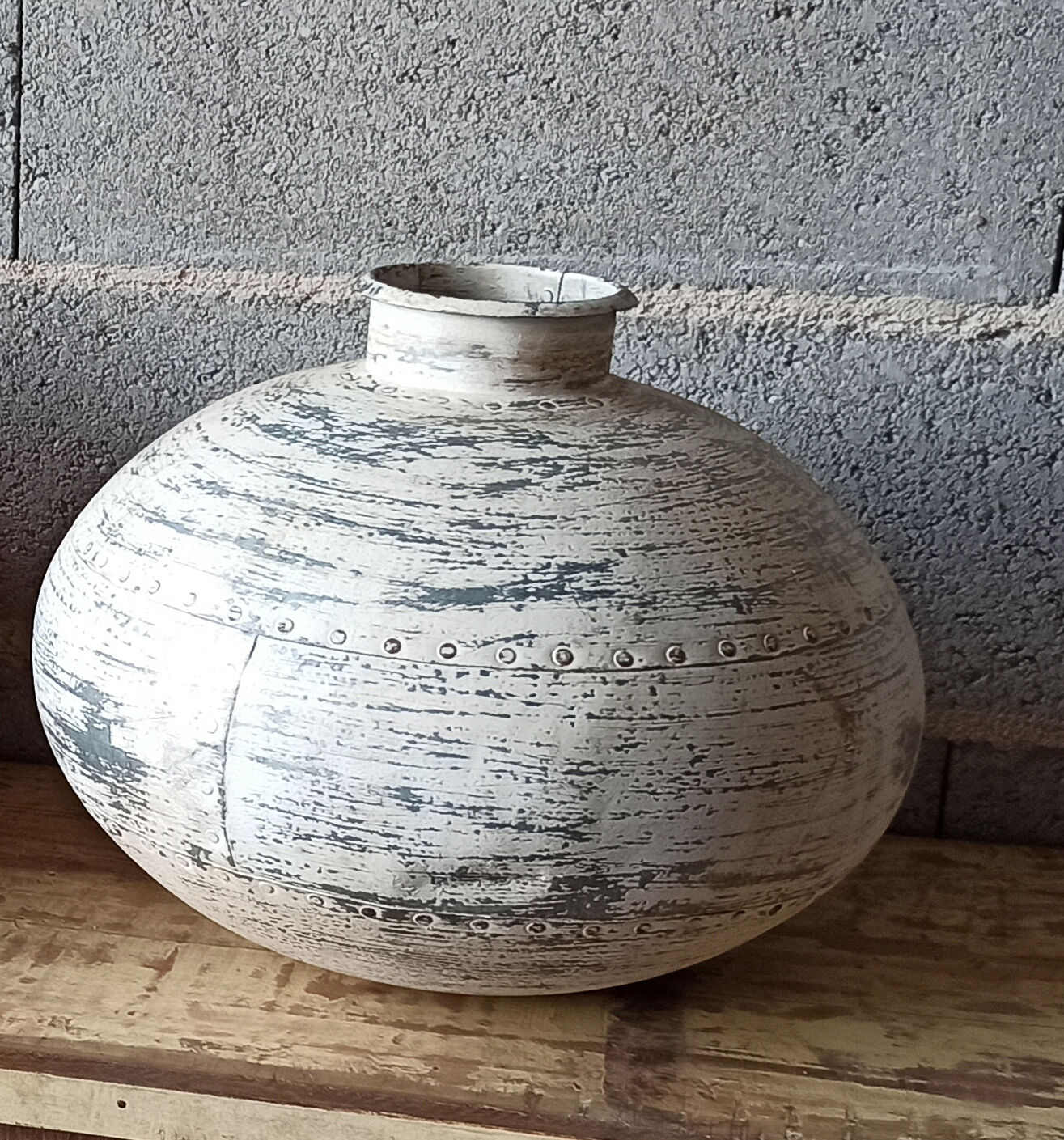 White aluminum pot