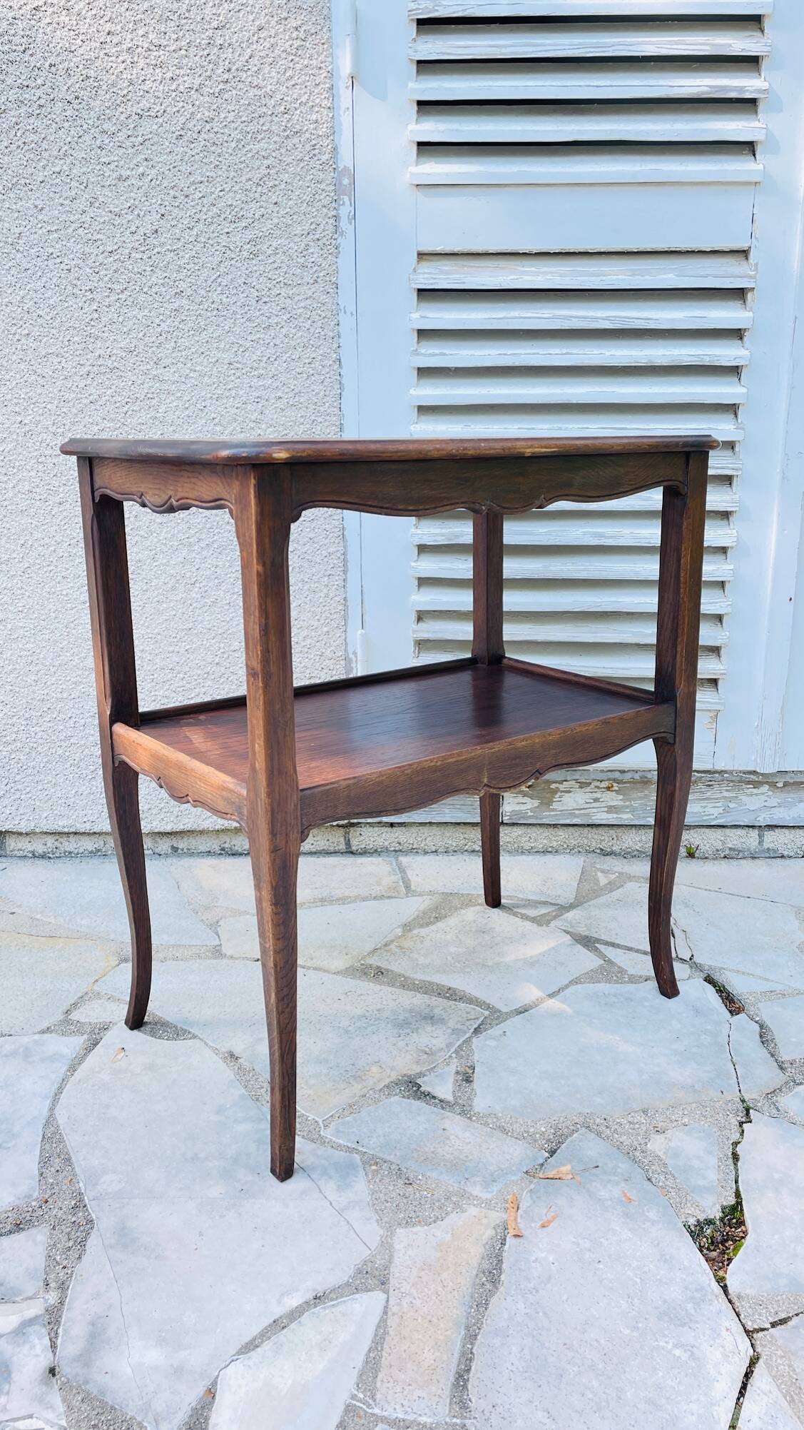 Dessert vintage shelf with curved legs