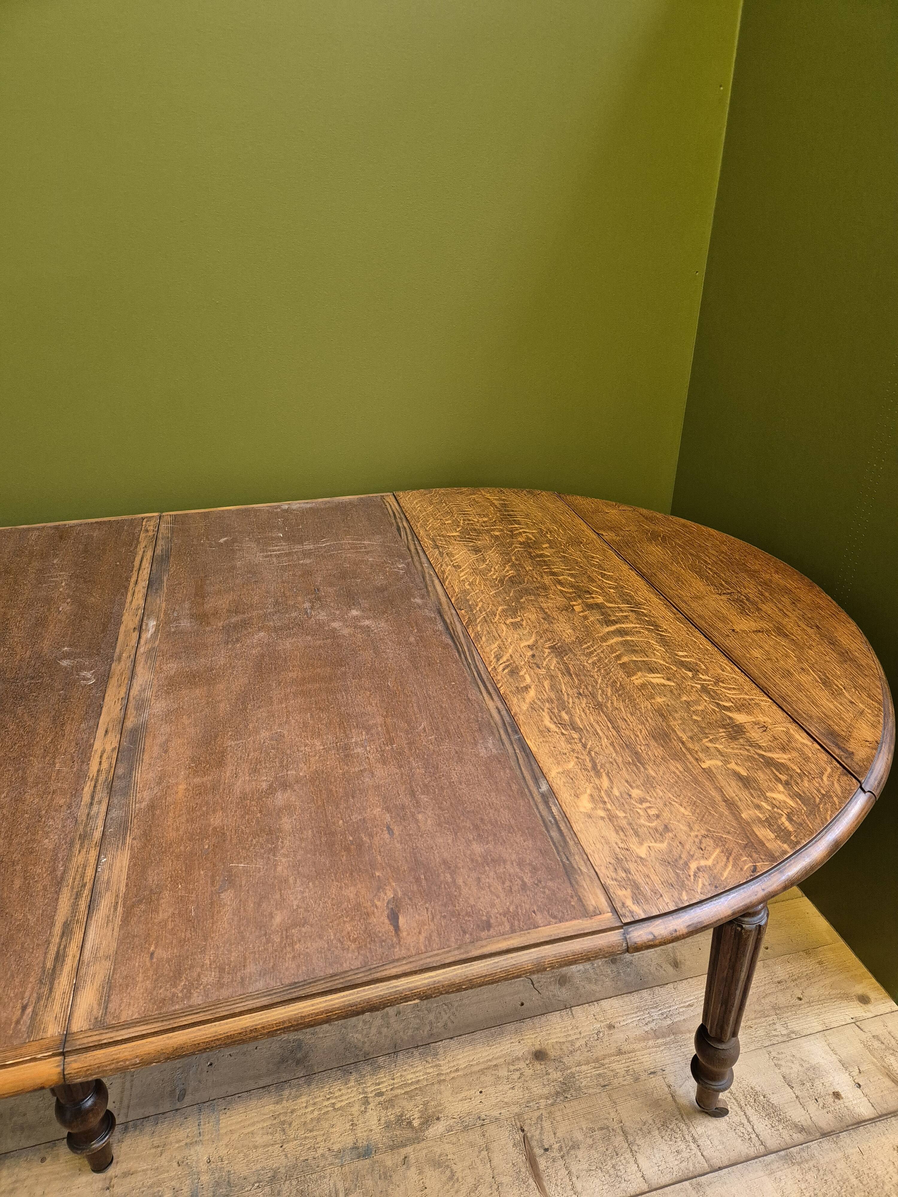 Round/rectangle table with extensions on casters