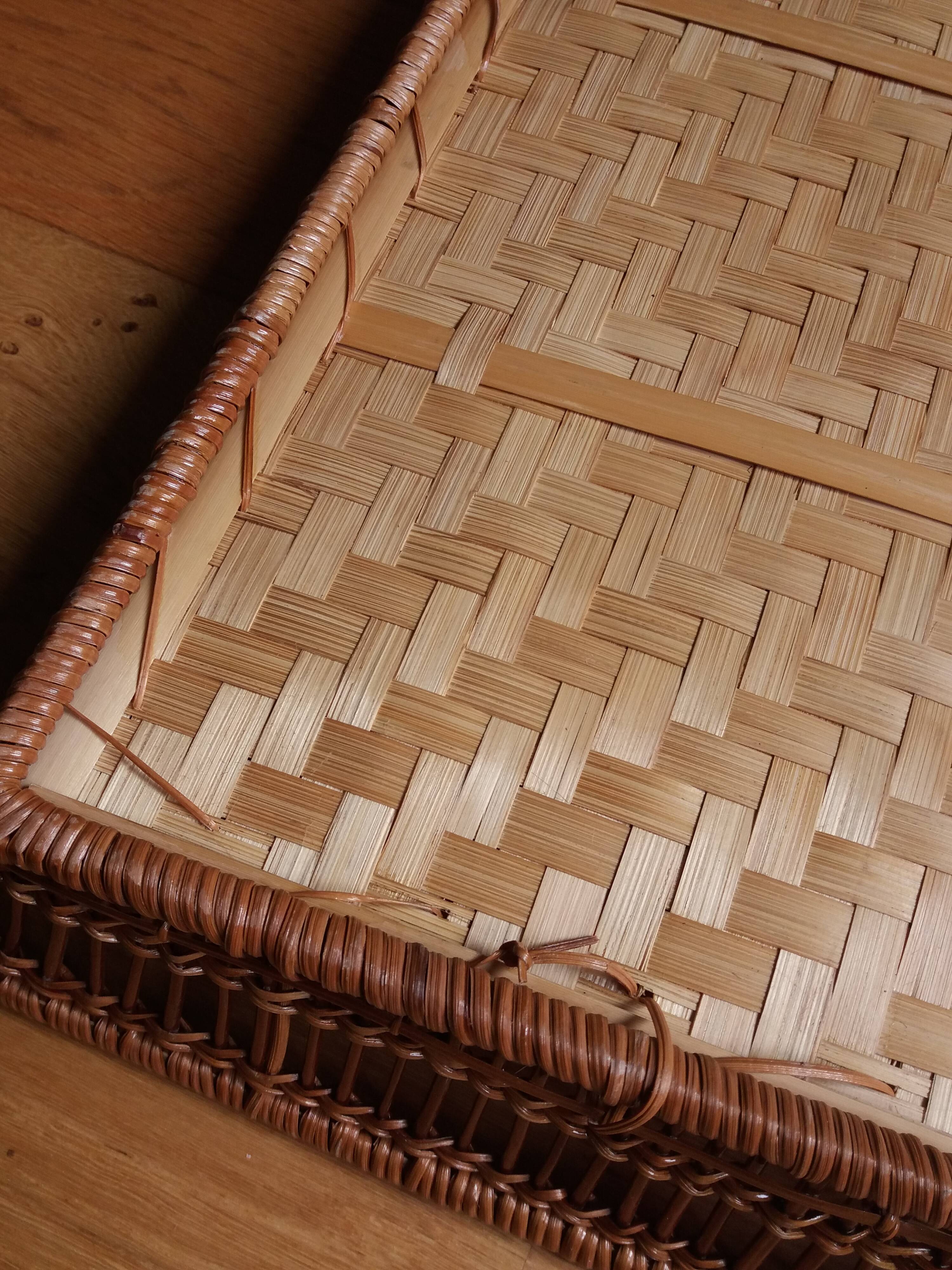 Wicker presentation basket tray