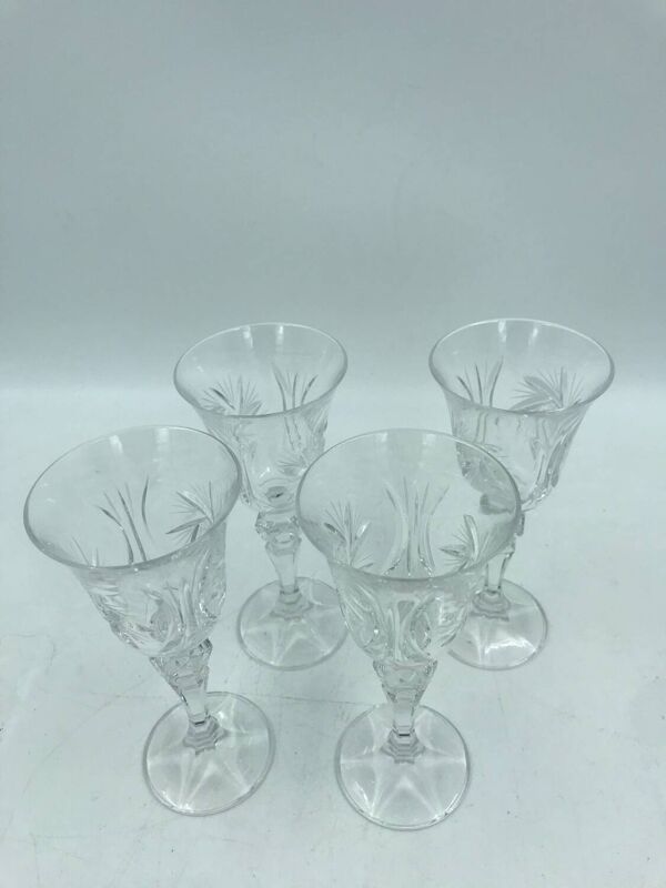 4 verres en cristal ciselés. Berlin Kusak Cut Glass Works.