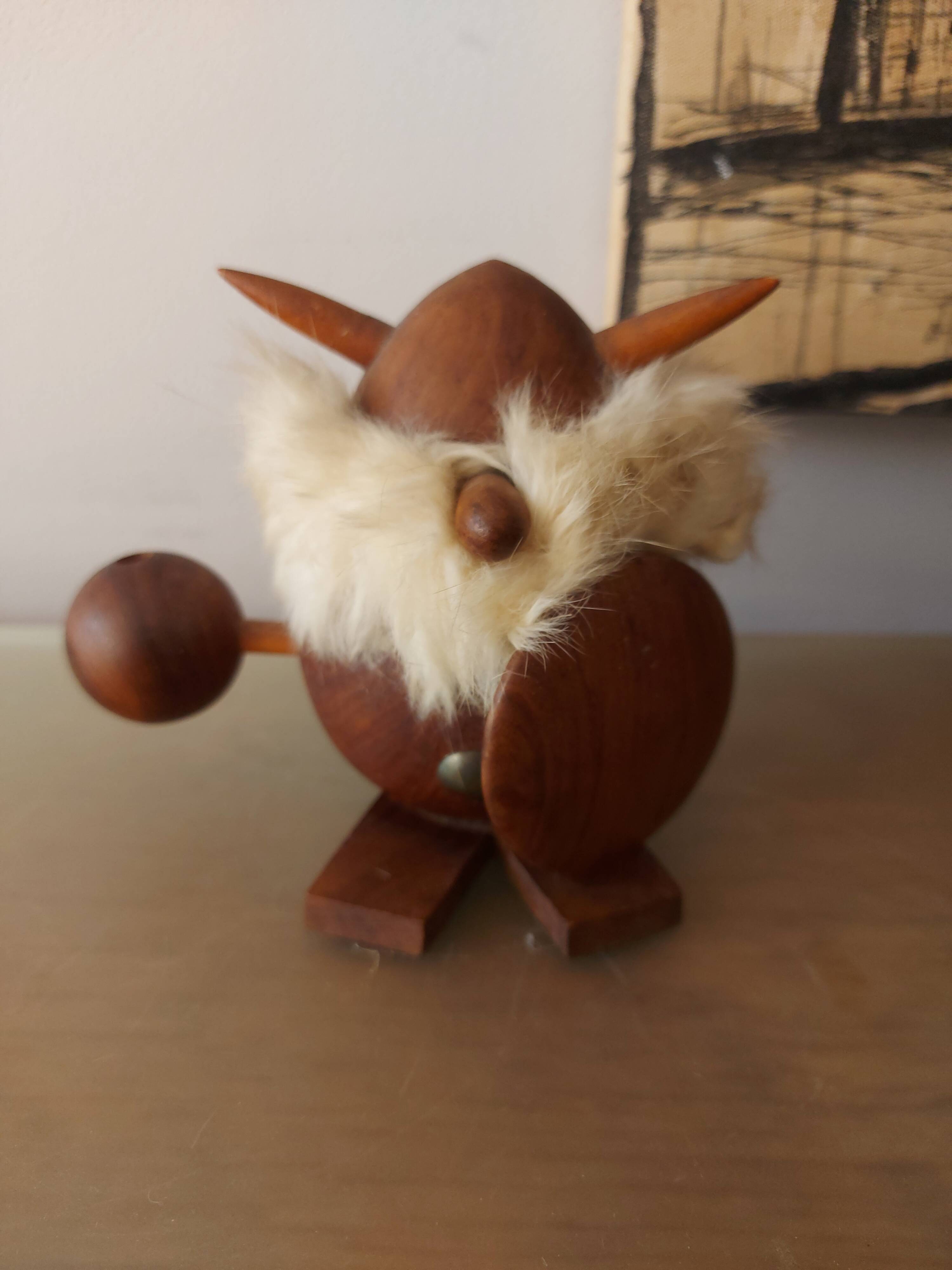 Figurine viking en teck