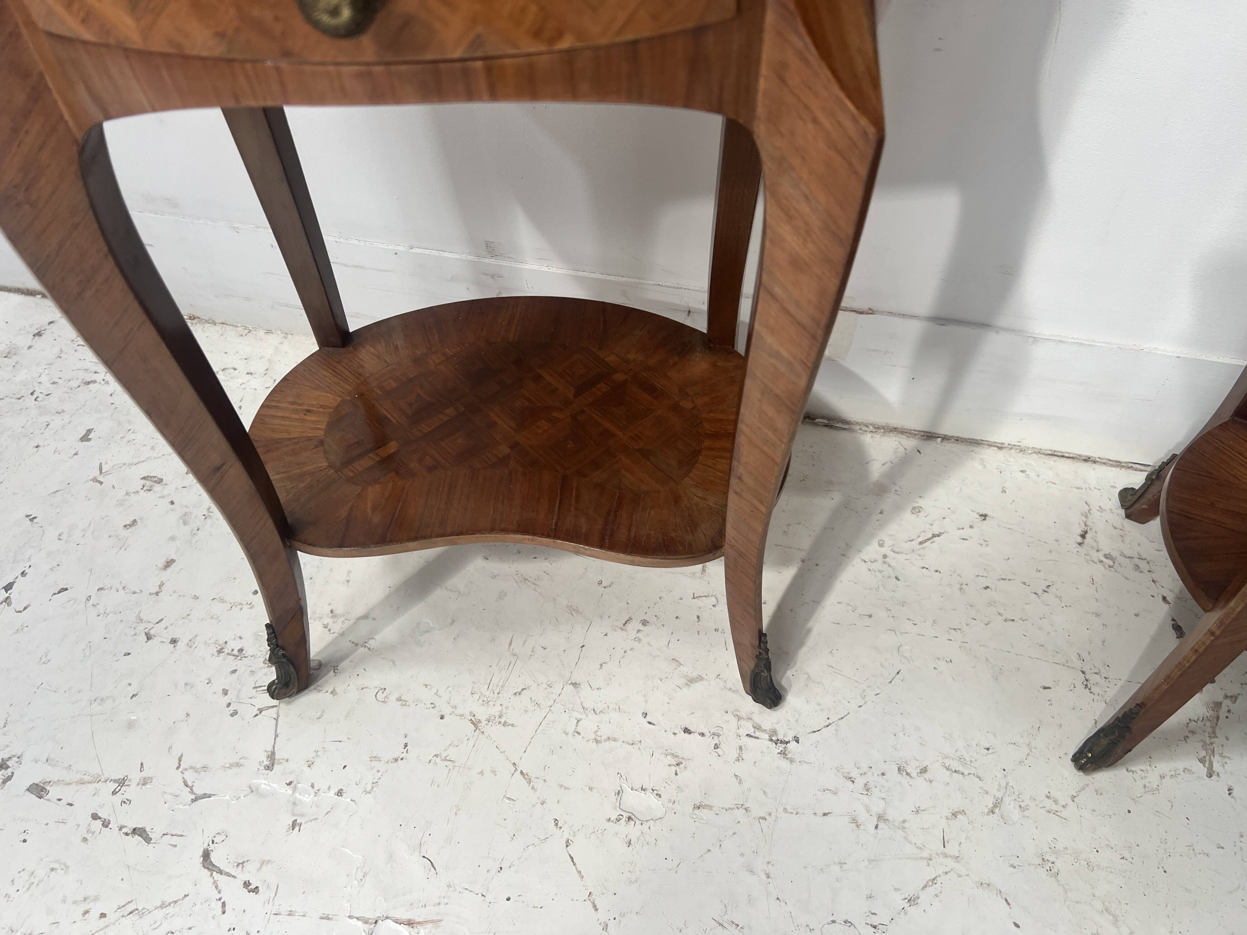 Pair of small kidney-shaped commodes in marquetry veneer, 20th century.