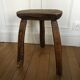 Tabouret brutaliste tripode