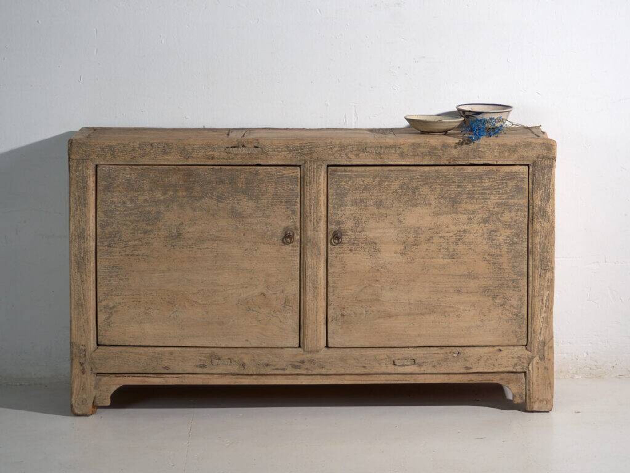 Buffet bas long ancien en orme à deux portes – Chine, vers 1950