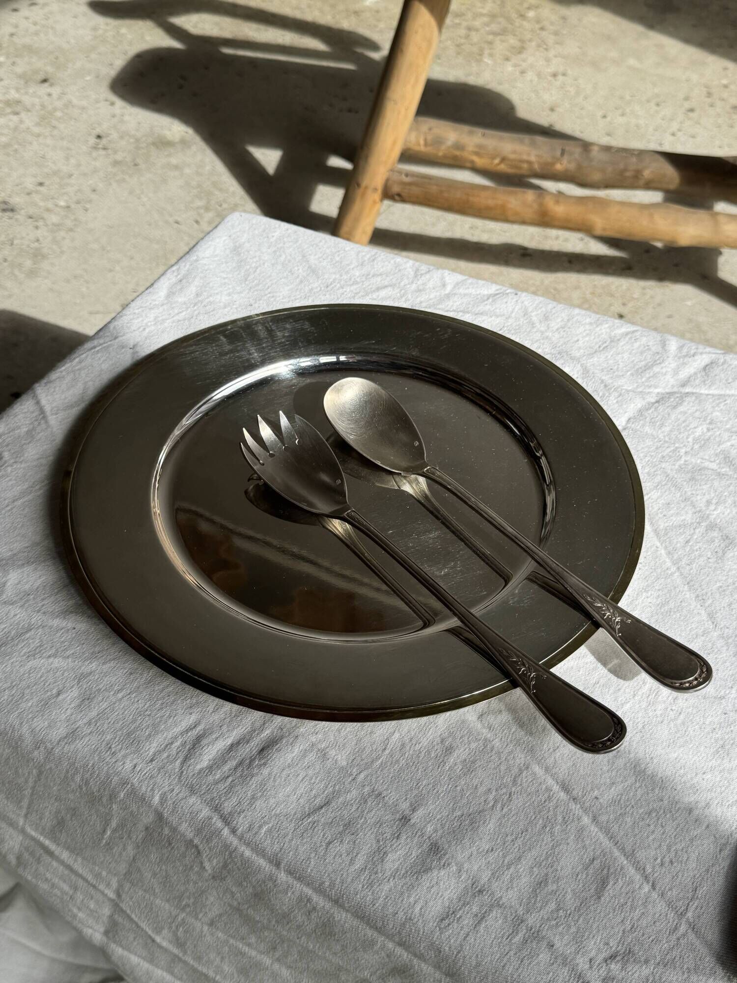 Round silver-plated tray with a wide gold border D30 H2