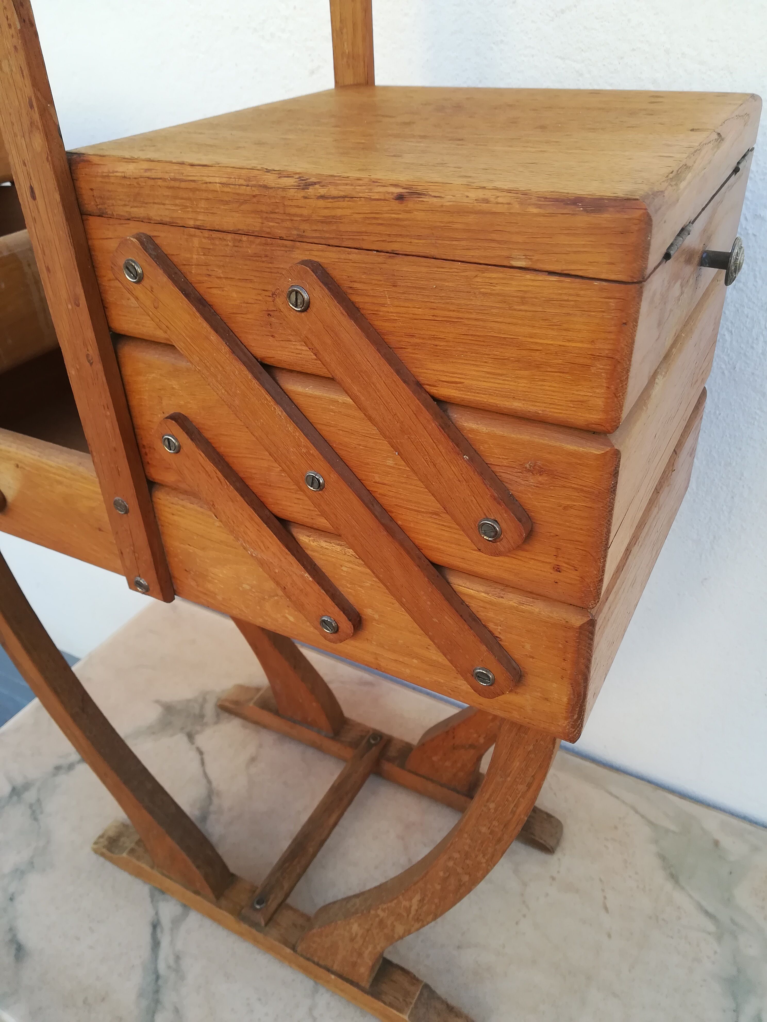 Worker light oak on feet